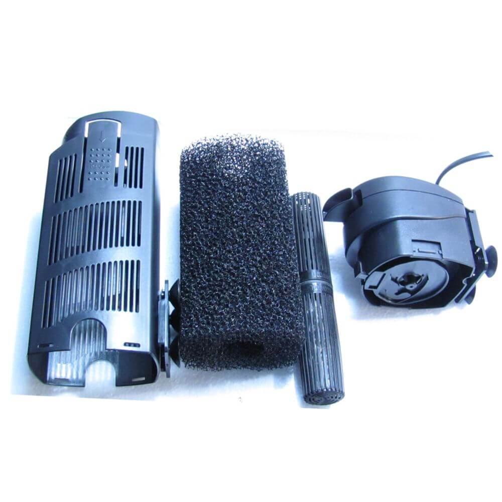 Filtru acvariu 80 litri Smart 600 l/h 3 Filtrul Smart 600 ofera o solutie eficienta si compacta pentru acvariile de apa dulce de pana la 80 de litri, fiind recunoscut pentru fiabilitatea si eficienta sa. Conceput pentru a imbunatati claritatea apei si a elimina substantele daunatoare, acest filtru intern acvariu include toate elementele necesare unei filtrari complete: mecanica, biologica si chimica. Sistem de filtrare in 3 etape pentru performanta superioara Filtru acvariu 80 litri Smart 600 asigura o filtrare acvariu in trei etape, fiecare contribuind la mentinerea calitatii apei: Filtrare mecanica: Indeparteaza resturile vizibile si impuritatile, mentinand apa curata. Filtrare biologica: Suporta dezvoltarea bacteriilor benefice, necesare pentru descompunerea toxinelor. Filtrare biochimica: Folosind carbon activ si zeolit, acest filtru elimina toxinele si mirosurile neplacute, oferind un mediu acvatic proaspat. Reglaj ajustabil al debitului de apa Unul dintre principalele avantaje ale acestui filtru intern acvariu este reglarea debitului de apa, oferind flexibilitate in personalizarea fluxului in functie de nevoile acvariului tau. Acest lucru este util in special pentru pestii si plantele sensibile la fluxuri puternice, permitandu-ti sa ajustezi rapid si eficient directia si intensitatea curentului de apa. Consum redus si functionare silentioasa Cu un consum de doar 7,5 W, filtru acvariu Smart 600 ofera o solutie economica si ecologica. Acest filtru este conceput pentru a functiona extrem de silentios, facandu-l ideal pentru camere de zi sau birouri, unde nivelul de zgomot trebuie mentinut la minimum.