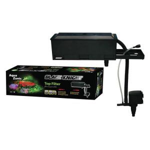 Imaginea prezinta un on top filtru acvariu Aqua Zonic Black Knight, ideal pentru acvarii cu lungime intre 44,5 si 72 cm. Acest filtru acvariu semiumed combina filtrarea chimica, biologica si mecanica pentru a mentine un mediu curat si echilibrat. Designul sau compact si montarea deasupra acvariului il fac un filtru exterior acvariu perfect pentru spatii mici, oferind o circulatie eficienta si un nivel optim de oxigen in apa.