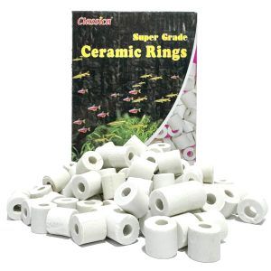 Inele ceramica acvariu Classica Ceramic Rings 250 gr asezate in fata cutiei Super Grade evidentiind textura poroasa a cilindrilor; un excelent material filtrant acvariu si inele ceramice acvariu pentru ciclu biologic rapid.