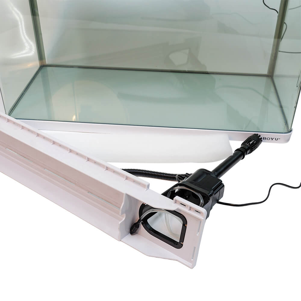 Acvariu Boyu alb cu margini curbate 128 litri XF-80 11 Acvariu Boyu alb cu un volum de 128 litri cu performante net superioare comparativ cu alte acvarii complet echipate. Model de acvariu led cu Smart Touch Control pentru o ușoară setare a sistemului de iluminare. Confecționat din sticlă clară. Colțurile frontale sunt curbate astfel că geamul din față și lateralele fac parte din aceeași foaie de sticlă. Avantajul este obținerea unei imagini mult mai clare și de efect a acvariului. Capacul și rama de la baza acvariului sunt confecționate din plastic ABS rezistent. Sistem de iluminare LED cu putere mărită de penetrare a luminii în masa apei pentru un iluminat corect, complet și cu un consum electric de numai 18W. Sistem de filtrare On-Top cu un debit de 960 litri pe oră și o putere electrică de 15W cu medii de filtrare propice pentru dezvoltarea bacteriilor benefice pentru filtrarea biologică și mecanică a apei. Sistem Smart Touch pentru controlul sistemului de iluminare cu mai multe moduri. Practic acest sistem permite controlul intensității luminii în acvariu. Dimensiuni exterioare ale acvariului: 80cm (Lungime) x 36,4cm (lățime) x 57cm (înălțime totală). Culoare: alb. Acvariul are capacitatea unui volum real de aproximativ 128 litri de apă. Material filtrant inclus: pad. Alimentarea se face la sistemul normal de energie electrică: 220 – 230 V / 50 Hz. Acvariu confecționat din sticlă cu capac din plastic. Compact și cu design inovativ.