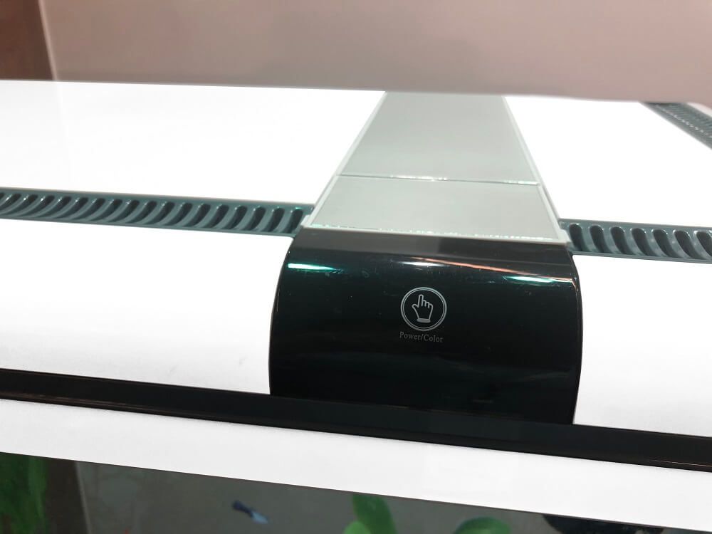 Acvariu Boyu alb cu margini curbate 128 litri XF-80 7 Acvariu Boyu alb cu un volum de 128 litri cu performante net superioare comparativ cu alte acvarii complet echipate. Model de acvariu led cu Smart Touch Control pentru o ușoară setare a sistemului de iluminare. Confecționat din sticlă clară. Colțurile frontale sunt curbate astfel că geamul din față și lateralele fac parte din aceeași foaie de sticlă. Avantajul este obținerea unei imagini mult mai clare și de efect a acvariului. Capacul și rama de la baza acvariului sunt confecționate din plastic ABS rezistent. Sistem de iluminare LED cu putere mărită de penetrare a luminii în masa apei pentru un iluminat corect, complet și cu un consum electric de numai 18W. Sistem de filtrare On-Top cu un debit de 960 litri pe oră și o putere electrică de 15W cu medii de filtrare propice pentru dezvoltarea bacteriilor benefice pentru filtrarea biologică și mecanică a apei. Sistem Smart Touch pentru controlul sistemului de iluminare cu mai multe moduri. Practic acest sistem permite controlul intensității luminii în acvariu. Dimensiuni exterioare ale acvariului: 80cm (Lungime) x 36,4cm (lățime) x 57cm (înălțime totală). Culoare: alb. Acvariul are capacitatea unui volum real de aproximativ 128 litri de apă. Material filtrant inclus: pad. Alimentarea se face la sistemul normal de energie electrică: 220 – 230 V / 50 Hz. Acvariu confecționat din sticlă cu capac din plastic. Compact și cu design inovativ.