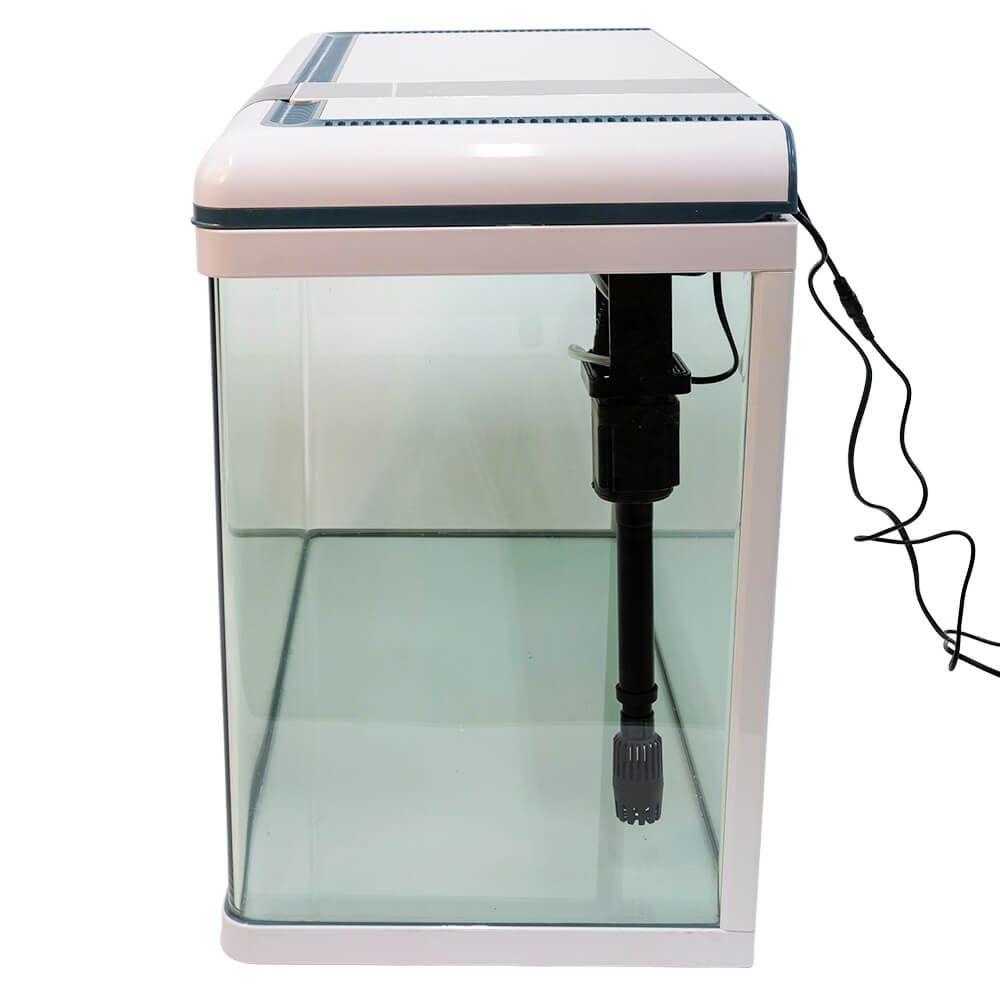 Acvariu Boyu alb cu margini curbate 128 litri XF-80 16 Acvariu Boyu alb cu un volum de 128 litri cu performante net superioare comparativ cu alte acvarii complet echipate. Model de acvariu led cu Smart Touch Control pentru o ușoară setare a sistemului de iluminare. Confecționat din sticlă clară. Colțurile frontale sunt curbate astfel că geamul din față și lateralele fac parte din aceeași foaie de sticlă. Avantajul este obținerea unei imagini mult mai clare și de efect a acvariului. Capacul și rama de la baza acvariului sunt confecționate din plastic ABS rezistent. Sistem de iluminare LED cu putere mărită de penetrare a luminii în masa apei pentru un iluminat corect, complet și cu un consum electric de numai 18W. Sistem de filtrare On-Top cu un debit de 960 litri pe oră și o putere electrică de 15W cu medii de filtrare propice pentru dezvoltarea bacteriilor benefice pentru filtrarea biologică și mecanică a apei. Sistem Smart Touch pentru controlul sistemului de iluminare cu mai multe moduri. Practic acest sistem permite controlul intensității luminii în acvariu. Dimensiuni exterioare ale acvariului: 80cm (Lungime) x 36,4cm (lățime) x 57cm (înălțime totală). Culoare: alb. Acvariul are capacitatea unui volum real de aproximativ 128 litri de apă. Material filtrant inclus: pad. Alimentarea se face la sistemul normal de energie electrică: 220 – 230 V / 50 Hz. Acvariu confecționat din sticlă cu capac din plastic. Compact și cu design inovativ.