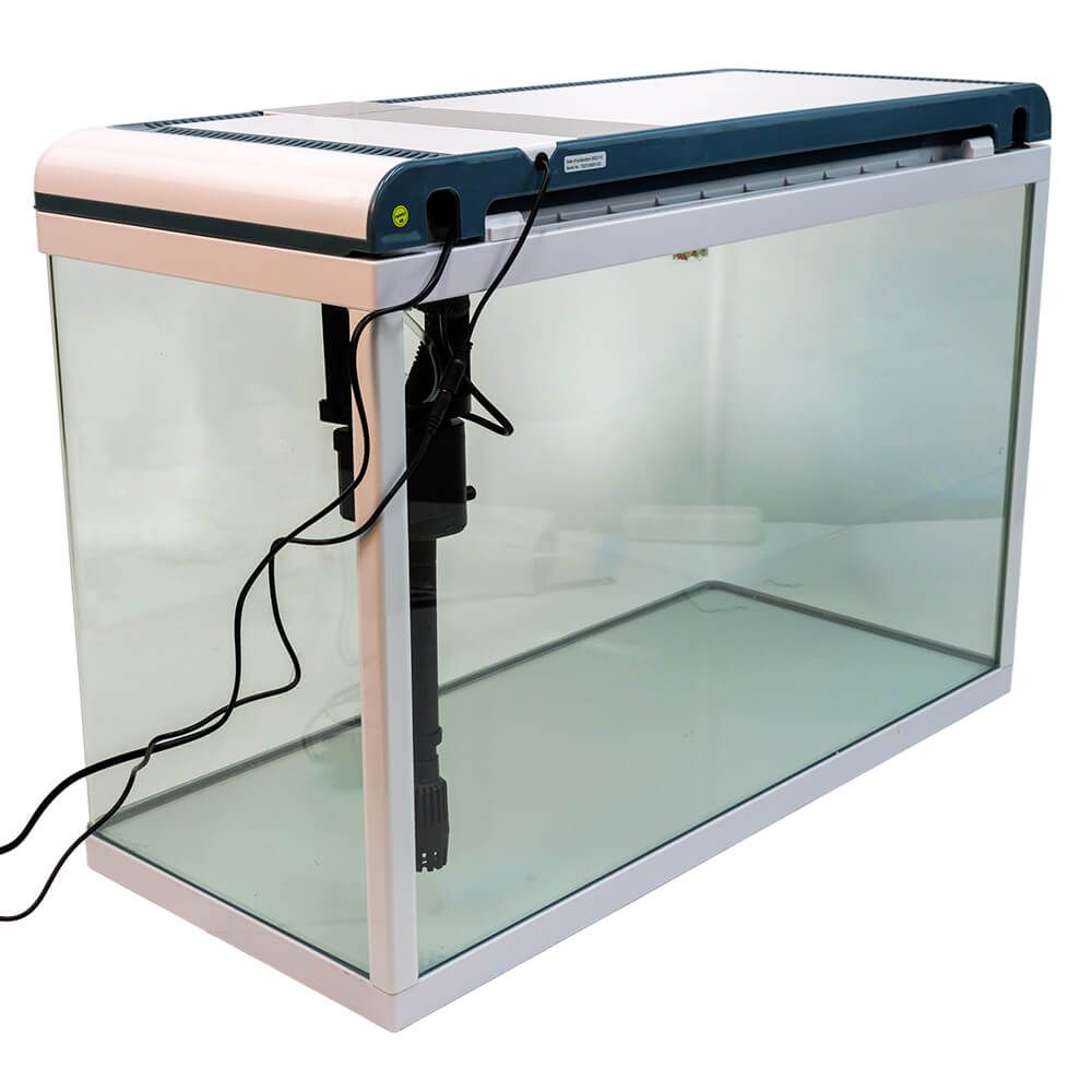 Acvariu Boyu alb cu margini curbate 128 litri XF-80 15 Acvariu Boyu alb cu un volum de 128 litri cu performante net superioare comparativ cu alte acvarii complet echipate. Model de acvariu led cu Smart Touch Control pentru o ușoară setare a sistemului de iluminare. Confecționat din sticlă clară. Colțurile frontale sunt curbate astfel că geamul din față și lateralele fac parte din aceeași foaie de sticlă. Avantajul este obținerea unei imagini mult mai clare și de efect a acvariului. Capacul și rama de la baza acvariului sunt confecționate din plastic ABS rezistent. Sistem de iluminare LED cu putere mărită de penetrare a luminii în masa apei pentru un iluminat corect, complet și cu un consum electric de numai 18W. Sistem de filtrare On-Top cu un debit de 960 litri pe oră și o putere electrică de 15W cu medii de filtrare propice pentru dezvoltarea bacteriilor benefice pentru filtrarea biologică și mecanică a apei. Sistem Smart Touch pentru controlul sistemului de iluminare cu mai multe moduri. Practic acest sistem permite controlul intensității luminii în acvariu. Dimensiuni exterioare ale acvariului: 80cm (Lungime) x 36,4cm (lățime) x 57cm (înălțime totală). Culoare: alb. Acvariul are capacitatea unui volum real de aproximativ 128 litri de apă. Material filtrant inclus: pad. Alimentarea se face la sistemul normal de energie electrică: 220 – 230 V / 50 Hz. Acvariu confecționat din sticlă cu capac din plastic. Compact și cu design inovativ.