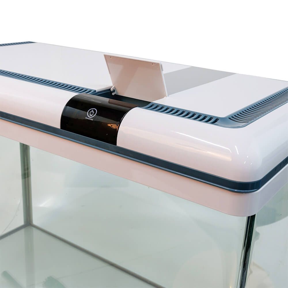 Acvariu Boyu alb cu margini curbate 128 litri XF-80 13 Acvariu Boyu alb cu un volum de 128 litri cu performante net superioare comparativ cu alte acvarii complet echipate. Model de acvariu led cu Smart Touch Control pentru o ușoară setare a sistemului de iluminare. Confecționat din sticlă clară. Colțurile frontale sunt curbate astfel că geamul din față și lateralele fac parte din aceeași foaie de sticlă. Avantajul este obținerea unei imagini mult mai clare și de efect a acvariului. Capacul și rama de la baza acvariului sunt confecționate din plastic ABS rezistent. Sistem de iluminare LED cu putere mărită de penetrare a luminii în masa apei pentru un iluminat corect, complet și cu un consum electric de numai 18W. Sistem de filtrare On-Top cu un debit de 960 litri pe oră și o putere electrică de 15W cu medii de filtrare propice pentru dezvoltarea bacteriilor benefice pentru filtrarea biologică și mecanică a apei. Sistem Smart Touch pentru controlul sistemului de iluminare cu mai multe moduri. Practic acest sistem permite controlul intensității luminii în acvariu. Dimensiuni exterioare ale acvariului: 80cm (Lungime) x 36,4cm (lățime) x 57cm (înălțime totală). Culoare: alb. Acvariul are capacitatea unui volum real de aproximativ 128 litri de apă. Material filtrant inclus: pad. Alimentarea se face la sistemul normal de energie electrică: 220 – 230 V / 50 Hz. Acvariu confecționat din sticlă cu capac din plastic. Compact și cu design inovativ.