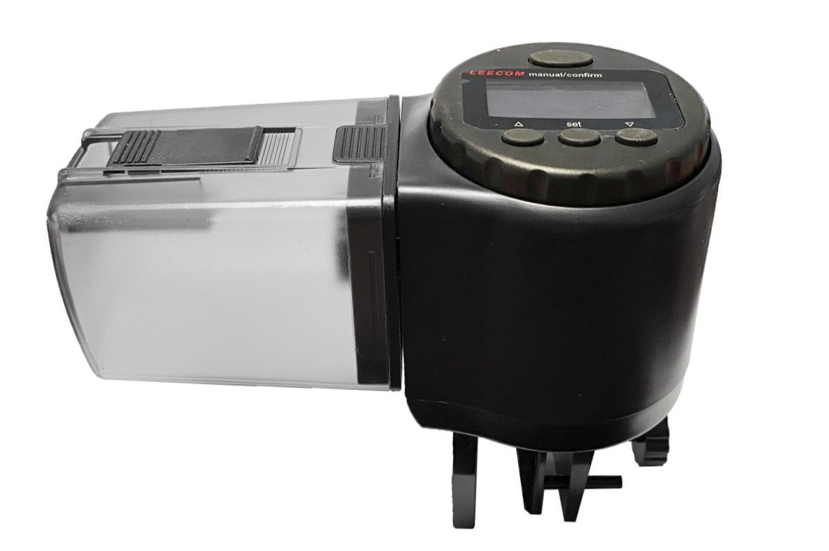Hranitor acvariu automat cu ecran LCD, perfect pentru programarea meselor. Hranitor automat pentru pesti cu control precis si functii multiple de automat hrana pesti, ideal pentru acvarii moderne si o ingrijire constanta a pestilor chiar si in lipsa ta.
