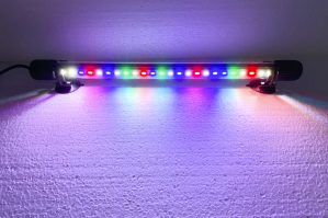Sistem LED iluminare acvariu 35 cm, 24 leduri. Ideal pentru corpuri de iluminat led in acvariu, lumina in gradina sau iluminat apa. Unul din cele mai utile surse de iluminat led pentru acvarii si incinte mici datorita spectrului de iluminare reglabil si a intensitatii luminoase. Sistem LED iluminare acvariu cu 24 leduri foarte luminoase si un grad de penetrare excelent al apei. Sistemul LED iluminare acvariu 24 leduri, cu lungimea de 35 cm, este o solutie perfecta pentru a asigura un iluminat eficient si estetic in acvariul tau. Acest corp de iluminat LED se remarca prin spectrul reglabil si intensitatea luminoasa, fiind ideal atat pentru acvarii, cat si pentru lumina in gradina sau iluminat apa.