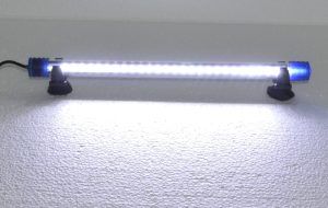 Lampa leduri submersibila 30 cm lumina alba, ideala ca leduri pentru acvariu, iluminat fantani arteziene sau gradini. Eficienta si versatila in apa sau afara. Lampa leduri submersibila 30 cm lumina alba este solutia perfecta pentru asigurarea unui iluminat eficient si estetic in acvarii, fantani arteziene sau gradini: atat in interiorul apei cat si pe uscat. Aceasta lampa de 30 cm este dotata cu 27 de leduri submersibile de ultima generatie, care asigura o luminozitate ridicata si un consum redus de energie, fiind ideala atat pentru iluminat interior, cat si exterior. Lampa cu nivel bun de penetrare a luminii atat in interiorul apei cat si in afara ei. ​ Caracteristici principale: Lampa leduri submersibila de 30 cm cu lumina alba. 27 de leduri submersibile pentru o iluminare intensa si uniforma. Consum redus de energie: doar 1,5 W. Lungime cablu de alimentare: 117 cm. Potrivita pentru iluminat acvarii, fantani arteziene, gradini, vitrine si alte aplicatii de interior sau exterior. Avantaje: Ventuze pentru sistemul de prindere pe geam incluse. Lampa complet submersibila. Consum mic de energie electrica. Nu degaja caldura in timpul functionarii. Nu emite radiatii UV si nu are parti ascutite. Poate fi folosita pe uscat sau in apa. Beneficii: Lampa are o durata lunga de viata si este economica, fiind solutia ideala pentru cei care doresc un sistem de iluminare durabil si eficient. Montaj simplu, fiind pregatita de utilizare imediat ce este scoasa din ambalaj. Ofera o iluminare deosebita, creand un efect spectaculos sub apa sau pe uscat. Aplicatii: Iluminat acvarii pentru a evidentia frumusetea pestilor si a plantelor acvatice. Supliment de lumina pentru fantani arteziene sau iazuri, adaugand un plus de farmec pe timpul noptii. Potrivita pentru diverse spatii de interior, cum ar fi vitrinele sau camerele de baie, oferind un aspect modern si functional. Lampa leduri submersibila 30 cm lumina alba este un accesoriu esential pentru oricine doreste sa aduca un plus de lumina si eleganta spatiului acvatic sau exterior.