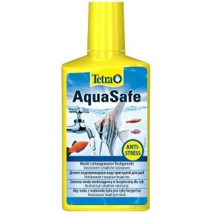 Tetra Aqua Safe 100 ml – solutie eficienta de apa pentru acvariu. Aqua Safe neutralizeaza clorul rapid! Protejeaza branhile si mucozitatile pestilor. Caracteristici principale: Neutralizare instantanee a substantelor nocive: Elimina clorul, cloramina, metalele grele precum cuprul, zincul si plumbul din apa de robinet. Protectie avansata pentru pesti: Contine extracte naturale pentru a proteja branhile si mucozitatile pestilor. Formula imbogatita: Include vitamine B, iod si magneziu pentru sanatatea pestilor si dezvoltarea plantelor. Compatibilitate universala: Ideal pentru toate tipurile de acvarii, fie ele de apa dulce sau marina. Descriere produs: Tetra Aqua Safe 100 ml este un conditioner de apa esential pentru acvaristi, transformand apa de robinet intr-o apa pentru acvariu sigura si sanatoasa pentru pesti si plante. Aceasta solutie de apa pentru acvariu neutralizeaza rapid substantele nocive, creand un mediu optim pentru vietuitoarele acvatice. Utilizarea regulata a Tetra Aqua Safe previne stresul cauzat de schimbarea apei, imbunatateste sanatatea pestilor si sustine dezvoltarea plantelor acvatice. Formula sa unica asigura un mediu curat, stabil si prietenos pentru pestii exotici si plantele tale. Beneficii: Transforma apa de robinet in apa sigura: Aqua Safe neutralizeaza instant clorul si metalele grele care pot afecta sanatatea pestilor si plantelor. Imbunatateste sanatatea vietuitoarelor: Formula cu vitamine B reduce stresul pestilor in timpul schimbarii apei si a transportului. Dezvoltare optima a plantelor: Continutul de iod si magneziu sustine cresterea sanatoasa a plantelor acvatice. Protectie completa: Extractele naturale protejeaza branhile si mucozitatile pestilor impotriva factorilor iritanti. Compatibilitate extinsa: Ideal pentru utilizare in acvarii de apa dulce si marina. Cum functioneaza Tetra Aqua Safe? Apa de robinet contine adesea substante nocive pentru vietuitoarele acvatice, precum clorul si metalele grele. Tetra Aqua Safe 100 ml actioneaza prin neutralizarea acestor elemente periculoase, transformandu-le intr-o apa pentru acvariu cu caracteristici similare mediului natural al pestilor. Pe langa neutralizare, formula include nutrienti esentiali precum vitaminele B si extractele naturale, care protejeaza sanatatea pestilor si imbunatatesc calitatea apei din acvariu.