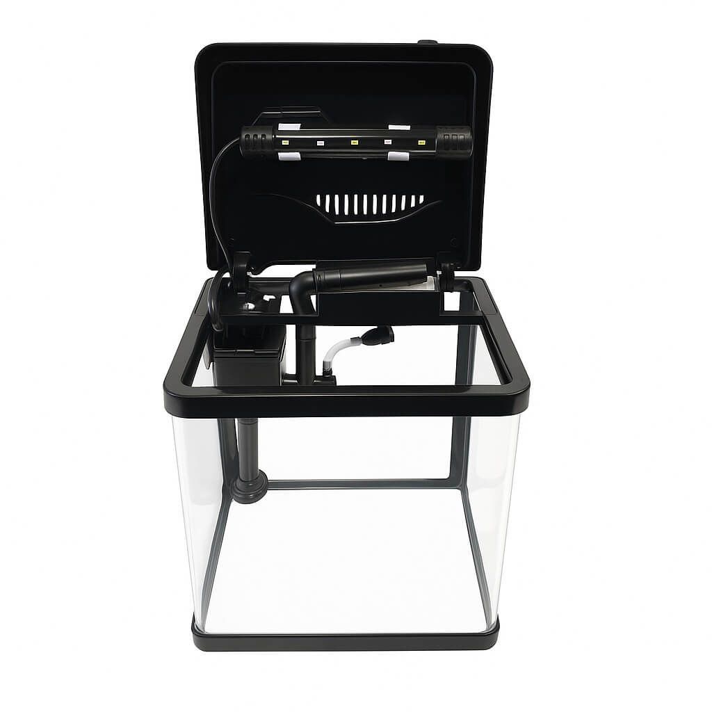 Mini acvariu 19 cm echipat cu lumina si filtru 3 Mini acvariu 19 cm echipat cu lumina si filtru, un Mini acvariu de sticla ideal pentru acvariu pesti mici si acvariu Betta. Recomandat pentru acvariu incepatori, se incadreaza in topul de modele de acvarii compacte si accesibile, fiind una dintre cele mai bune acvarii ieftine.