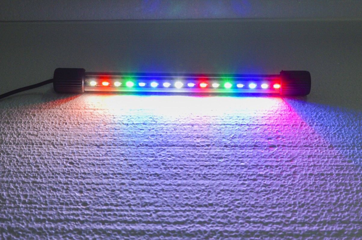 Lampa led submersibila multicolora 27 cm 5 Lampa led submersibila multicolora 27 cm, ideala pentru iluminat acvatic, iluminat decorativ si iluminatul acvariului cu lumini colorate vibrante. Aceasta lampa submersibila multicolora este alegerea perfecta pentru pasionatii de acvaristica si design interior care doresc un iluminat subacvatic spectaculos si un decor vibrant. Din gama de lampi subacvatice colorate, acest produs ofera un iluminat clar si intens, ideal pentru iluminatul acvariului sau pentru iluminatul decorativ in gradini si fantani arteziene. Cu o configurare usoara, lampa poate fi montata sub capacul acvariului pentru a suplimenta lumina, asigurand astfel un spectacol de lumini colorate. Caracteristici: Lungime: 27 cm Iluminare multicolora: 3 moduri de combinare a culorilor Diametru: 18 mm, design subtire si elegant Corp complet submersibil: Ideal pentru utilizare in acvarii, iazuri, fantani arteziene sau decoratiuni de interior Control facil: Alimentator cu buton de control al culorii Fixare sigura: Ventuze incluse pentru fixare pe sticla Beneficii: Siguranta sporita: Functionare la tensiuni joase, eliminand riscul de electrocutare accidentala Durata lunga de viata: Leduri special concepute pentru utilizare in medii acvatice, fara emisii toxice Eficienta energetica: Nu degaja caldura, oferind o functionare economica si sigura Aplicatii: Iluminarea acvariului: Perfecta pentru a imbunatati aspectul plantelor si ornamentelor acvatice Decoratiuni interioare: Se potriveste de minune in gradini, fantani arteziene, iazuri sau alte spatii decorative Luminat decorativ: Creeaza un efect vizual deosebit, adaugand o nota eleganta si colorata oricarui spatiu Cu aceasta lampa submersibila multicolora, vei aduce un plus de lumina si culoare in orice decor acvatic sau interior, transformand spatiul intr-o oaza de relaxare si frumusete.