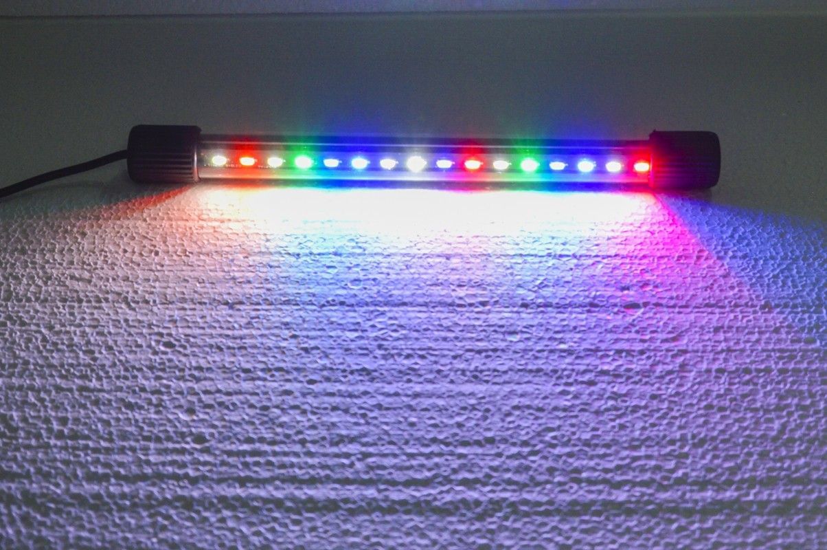 Lampa led submersibila multicolora 27 cm 1 Lampa led submersibila multicolora 27 cm, ideala pentru iluminat acvatic, iluminat decorativ si iluminatul acvariului cu lumini colorate vibrante. Aceasta lampa submersibila multicolora este alegerea perfecta pentru pasionatii de acvaristica si design interior care doresc un iluminat subacvatic spectaculos si un decor vibrant. Din gama de lampi subacvatice colorate, acest produs ofera un iluminat clar si intens, ideal pentru iluminatul acvariului sau pentru iluminatul decorativ in gradini si fantani arteziene. Cu o configurare usoara, lampa poate fi montata sub capacul acvariului pentru a suplimenta lumina, asigurand astfel un spectacol de lumini colorate. Caracteristici: Lungime: 27 cm Iluminare multicolora: 3 moduri de combinare a culorilor Diametru: 18 mm, design subtire si elegant Corp complet submersibil: Ideal pentru utilizare in acvarii, iazuri, fantani arteziene sau decoratiuni de interior Control facil: Alimentator cu buton de control al culorii Fixare sigura: Ventuze incluse pentru fixare pe sticla Beneficii: Siguranta sporita: Functionare la tensiuni joase, eliminand riscul de electrocutare accidentala Durata lunga de viata: Leduri special concepute pentru utilizare in medii acvatice, fara emisii toxice Eficienta energetica: Nu degaja caldura, oferind o functionare economica si sigura Aplicatii: Iluminarea acvariului: Perfecta pentru a imbunatati aspectul plantelor si ornamentelor acvatice Decoratiuni interioare: Se potriveste de minune in gradini, fantani arteziene, iazuri sau alte spatii decorative Luminat decorativ: Creeaza un efect vizual deosebit, adaugand o nota eleganta si colorata oricarui spatiu Cu aceasta lampa submersibila multicolora, vei aduce un plus de lumina si culoare in orice decor acvatic sau interior, transformand spatiul intr-o oaza de relaxare si frumusete.