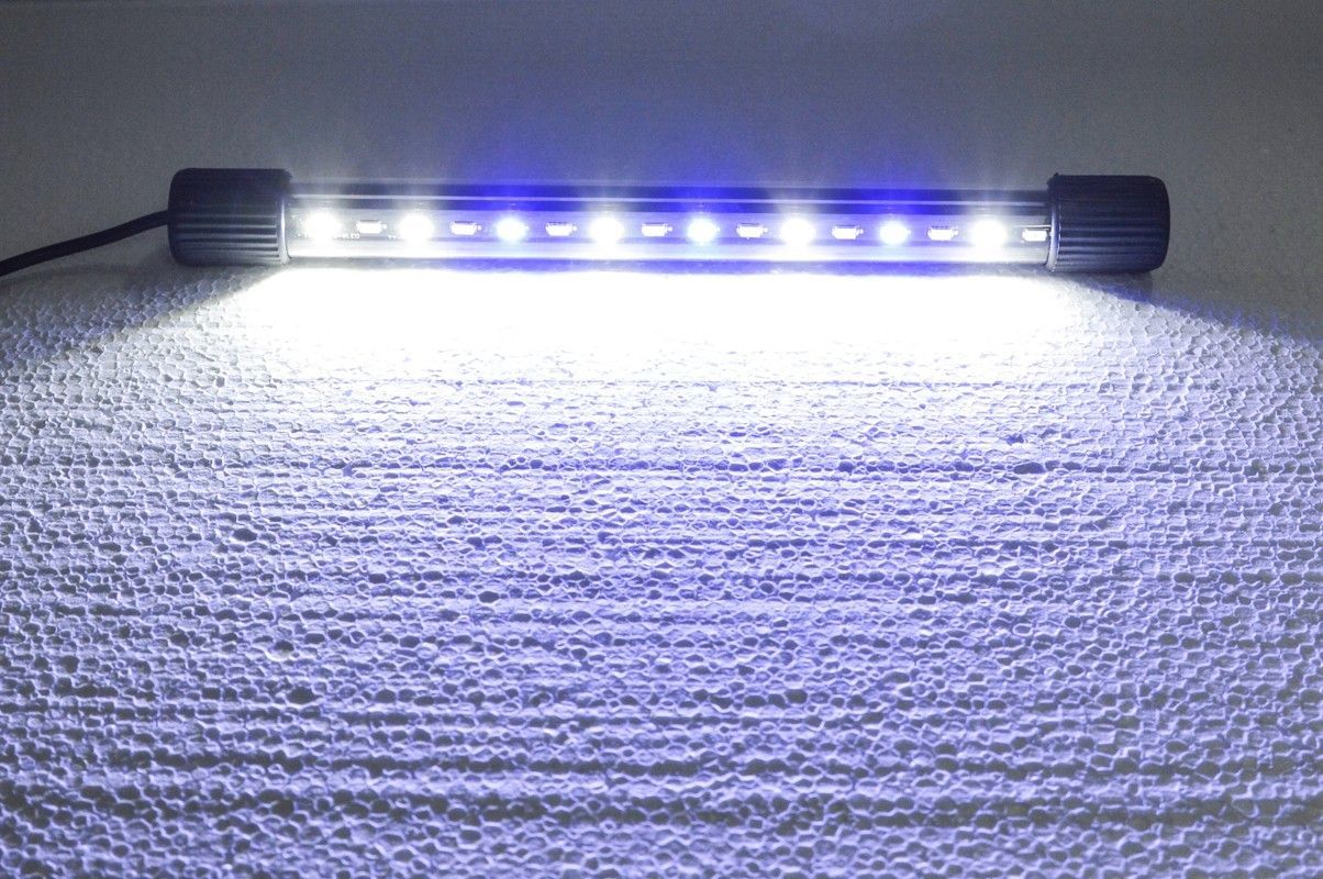 Lampa led submersibila multicolora 27 cm 4 Lampa led submersibila multicolora 27 cm, ideala pentru iluminat acvatic, iluminat decorativ si iluminatul acvariului cu lumini colorate vibrante. Aceasta lampa submersibila multicolora este alegerea perfecta pentru pasionatii de acvaristica si design interior care doresc un iluminat subacvatic spectaculos si un decor vibrant. Din gama de lampi subacvatice colorate, acest produs ofera un iluminat clar si intens, ideal pentru iluminatul acvariului sau pentru iluminatul decorativ in gradini si fantani arteziene. Cu o configurare usoara, lampa poate fi montata sub capacul acvariului pentru a suplimenta lumina, asigurand astfel un spectacol de lumini colorate. Caracteristici: Lungime: 27 cm Iluminare multicolora: 3 moduri de combinare a culorilor Diametru: 18 mm, design subtire si elegant Corp complet submersibil: Ideal pentru utilizare in acvarii, iazuri, fantani arteziene sau decoratiuni de interior Control facil: Alimentator cu buton de control al culorii Fixare sigura: Ventuze incluse pentru fixare pe sticla Beneficii: Siguranta sporita: Functionare la tensiuni joase, eliminand riscul de electrocutare accidentala Durata lunga de viata: Leduri special concepute pentru utilizare in medii acvatice, fara emisii toxice Eficienta energetica: Nu degaja caldura, oferind o functionare economica si sigura Aplicatii: Iluminarea acvariului: Perfecta pentru a imbunatati aspectul plantelor si ornamentelor acvatice Decoratiuni interioare: Se potriveste de minune in gradini, fantani arteziene, iazuri sau alte spatii decorative Luminat decorativ: Creeaza un efect vizual deosebit, adaugand o nota eleganta si colorata oricarui spatiu Cu aceasta lampa submersibila multicolora, vei aduce un plus de lumina si culoare in orice decor acvatic sau interior, transformand spatiul intr-o oaza de relaxare si frumusete.