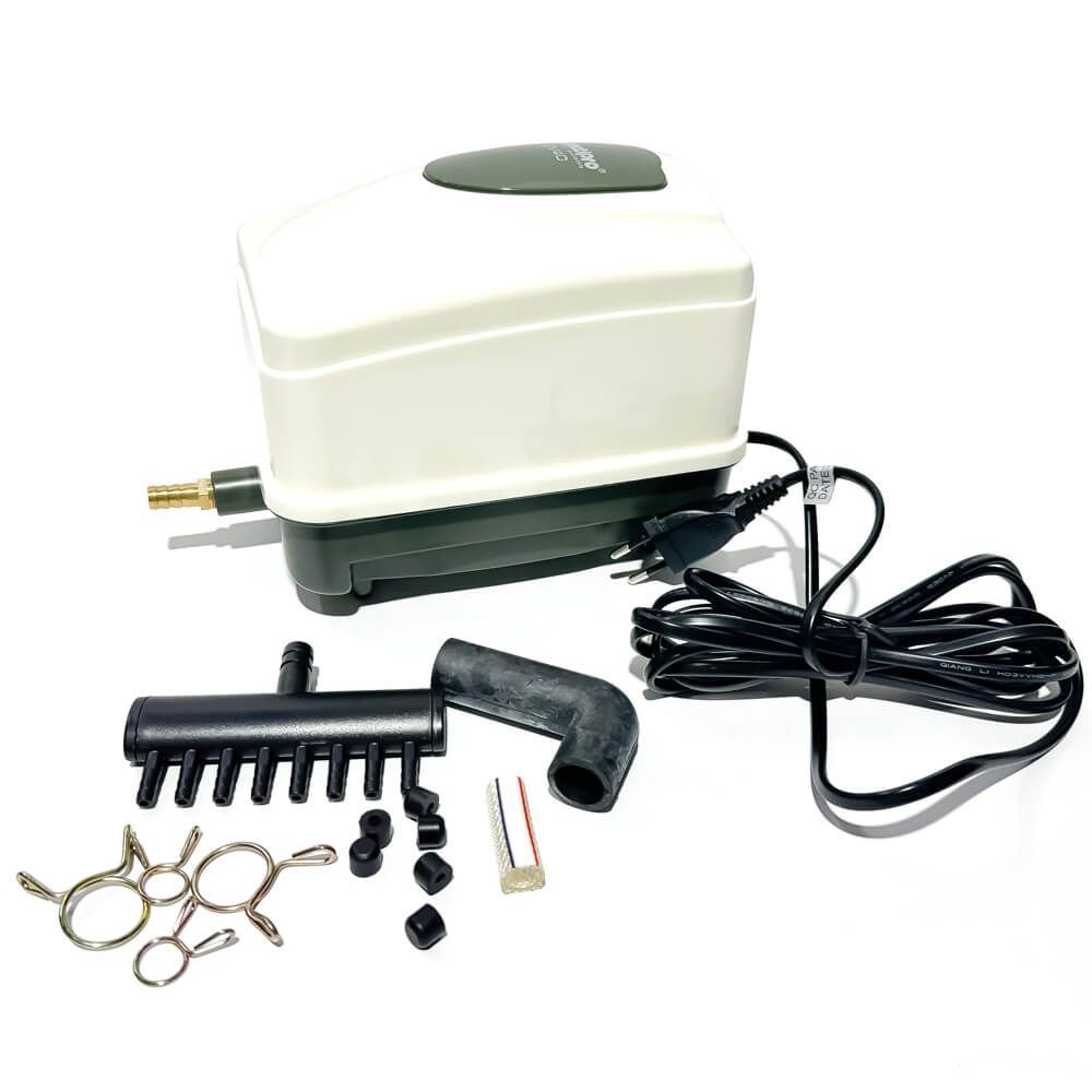 Pompa de aer pentru apa iazuri si acvarii 45 l/min 3 Pompa de aer pentru apa iazuri si acvarii 45 l/min – compresor aer iaz eficient, aerator acvarii si iazuri, ideala pentru o aerare optima a apei. Pompa de aer pentru apa iazuri si acvarii 45 l/min este solutia ideala pentru o aerare eficienta a apei. Acest compresor aer iaz asigura un debit constant si puternic de 45 litri pe minut, fiind perfect pentru aerator de acvarii si iazuri. Designul sau robust si materialele de calitate il fac durabil si rezistent in timp. Cu un nivel redus de zgomot si vibratii, aceasta pompa de aer pentru apa este perfecta pentru a mentine un mediu acvatic sanatos. Este un model multifunctional AIRLAB EV40, folosit cu succes ca pompa aer acvariu, compresor aer iaz, suflanta fosa septica si statie epurare ape uzate. Motorul electromagnetic asigura un consum redus de energie, doar 25W, oferind in acelasi timp o presiune de 0,025 Mpa. Aceasta pompa de aer compresor se remarca prin eficienta sa maxima in aerarea unor volume mari de apa, fie ca este vorba de acvarii sau helestee. Aerator iaz ce ofera oxigenarea necesara pentru a mentine apa curata si pestii sanatosi. Este excelenta pentru a asigura oxigenarea mai multor acvarii sau aerarea iazului. Vine in echiparea standard cu accesoriile din fotografii: Distribuitor aer cu 8 iesiri, dopuri pentru distribuitorul de aer, stut zincat, racord flexibil de conexiune a distribuitorului de aer la pompa si clemele de fixare aferente. Avantaje: Aerare puternica si constanta Design ce reduce zgomotul si vibratiile Corp si mecanisme rezistente si durabile Consum redus de energie Alege pompa de aer pentru apa utila in iazuri si acvarii de 45 l/min pentru a beneficia de o aerare eficienta si de lunga durata.