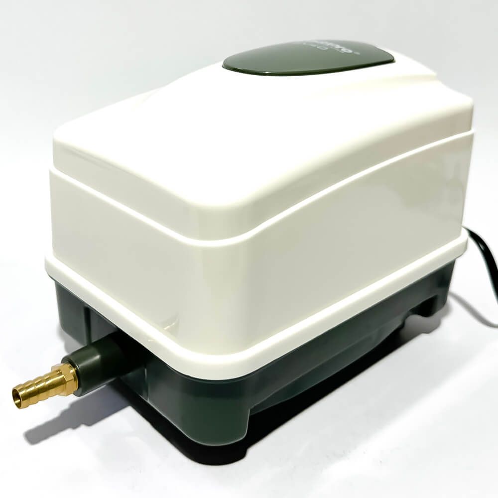 Pompa de aer pentru apa iazuri si acvarii 45 l/min 4 Pompa de aer pentru apa iazuri si acvarii 45 l/min – compresor aer iaz eficient, aerator acvarii si iazuri, ideala pentru o aerare optima a apei. Pompa de aer pentru apa iazuri si acvarii 45 l/min este solutia ideala pentru o aerare eficienta a apei. Acest compresor aer iaz asigura un debit constant si puternic de 45 litri pe minut, fiind perfect pentru aerator de acvarii si iazuri. Designul sau robust si materialele de calitate il fac durabil si rezistent in timp. Cu un nivel redus de zgomot si vibratii, aceasta pompa de aer pentru apa este perfecta pentru a mentine un mediu acvatic sanatos. Este un model multifunctional AIRLAB EV40, folosit cu succes ca pompa aer acvariu, compresor aer iaz, suflanta fosa septica si statie epurare ape uzate. Motorul electromagnetic asigura un consum redus de energie, doar 25W, oferind in acelasi timp o presiune de 0,025 Mpa. Aceasta pompa de aer compresor se remarca prin eficienta sa maxima in aerarea unor volume mari de apa, fie ca este vorba de acvarii sau helestee. Aerator iaz ce ofera oxigenarea necesara pentru a mentine apa curata si pestii sanatosi. Este excelenta pentru a asigura oxigenarea mai multor acvarii sau aerarea iazului. Vine in echiparea standard cu accesoriile din fotografii: Distribuitor aer cu 8 iesiri, dopuri pentru distribuitorul de aer, stut zincat, racord flexibil de conexiune a distribuitorului de aer la pompa si clemele de fixare aferente. Avantaje: Aerare puternica si constanta Design ce reduce zgomotul si vibratiile Corp si mecanisme rezistente si durabile Consum redus de energie Alege pompa de aer pentru apa utila in iazuri si acvarii de 45 l/min pentru a beneficia de o aerare eficienta si de lunga durata.