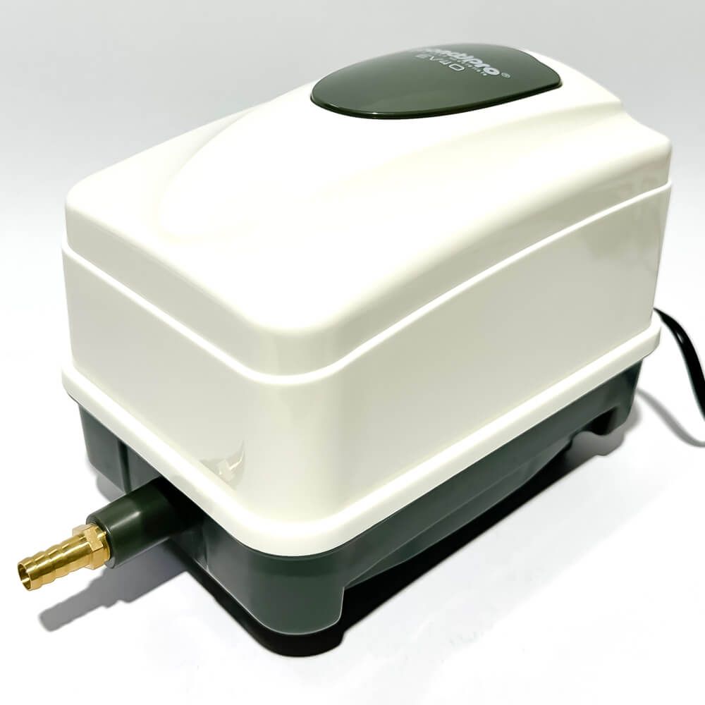 Pompa de aer pentru apa iazuri si acvarii 45 l/min 7 Pompa de aer pentru apa iazuri si acvarii 45 l/min – compresor aer iaz eficient, aerator acvarii si iazuri, ideala pentru o aerare optima a apei. Pompa de aer pentru apa iazuri si acvarii 45 l/min este solutia ideala pentru o aerare eficienta a apei. Acest compresor aer iaz asigura un debit constant si puternic de 45 litri pe minut, fiind perfect pentru aerator de acvarii si iazuri. Designul sau robust si materialele de calitate il fac durabil si rezistent in timp. Cu un nivel redus de zgomot si vibratii, aceasta pompa de aer pentru apa este perfecta pentru a mentine un mediu acvatic sanatos. Este un model multifunctional AIRLAB EV40, folosit cu succes ca pompa aer acvariu, compresor aer iaz, suflanta fosa septica si statie epurare ape uzate. Motorul electromagnetic asigura un consum redus de energie, doar 25W, oferind in acelasi timp o presiune de 0,025 Mpa. Aceasta pompa de aer compresor se remarca prin eficienta sa maxima in aerarea unor volume mari de apa, fie ca este vorba de acvarii sau helestee. Aerator iaz ce ofera oxigenarea necesara pentru a mentine apa curata si pestii sanatosi. Este excelenta pentru a asigura oxigenarea mai multor acvarii sau aerarea iazului. Vine in echiparea standard cu accesoriile din fotografii: Distribuitor aer cu 8 iesiri, dopuri pentru distribuitorul de aer, stut zincat, racord flexibil de conexiune a distribuitorului de aer la pompa si clemele de fixare aferente. Avantaje: Aerare puternica si constanta Design ce reduce zgomotul si vibratiile Corp si mecanisme rezistente si durabile Consum redus de energie Alege pompa de aer pentru apa utila in iazuri si acvarii de 45 l/min pentru a beneficia de o aerare eficienta si de lunga durata.