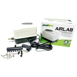 Pompa de aer pentru apa iazuri si acvarii 45 l/min – compresor aer iaz eficient, aerator acvarii si iazuri, ideala pentru o aerare optima a apei. Pompa de aer pentru apa iazuri si acvarii 45 l/min este solutia ideala pentru o aerare eficienta a apei. Acest compresor aer iaz asigura un debit constant si puternic de 45 litri pe minut, fiind perfect pentru aerator de acvarii si iazuri. Designul sau robust si materialele de calitate il fac durabil si rezistent in timp. Cu un nivel redus de zgomot si vibratii, aceasta pompa de aer pentru apa este perfecta pentru a mentine un mediu acvatic sanatos. Este un model multifunctional AIRLAB EV40, folosit cu succes ca pompa aer acvariu, compresor aer iaz, suflanta fosa septica si statie epurare ape uzate. Motorul electromagnetic asigura un consum redus de energie, doar 25W, oferind in acelasi timp o presiune de 0,025 Mpa. Aceasta pompa de aer compresor se remarca prin eficienta sa maxima in aerarea unor volume mari de apa, fie ca este vorba de acvarii sau helestee. Ofera oxigenarea necesara pentru a mentine apa curata si pestii sanatosi. Este excelenta pentru a asigura oxigenarea mai multor acvarii sau aerarea iazului. Vine in echiparea standard cu accesoriile din fotografii: Distribuitor aer cu 8 iesiri, dopuri pentru distribuitorul de aer, stut zincat, racord flexibil de conexiune a distribuitorului de aer la pompa si clemele de fixare aferente. Avantaje: Aerare puternica si constanta Design ce reduce zgomotul si vibratiile Corp si mecanisme rezistente si durabile Consum redus de energie Alege pompa de aer pentru apa utila in iazuri si acvarii de 45 l/min pentru a beneficia de o aerare eficienta si de lunga durata.