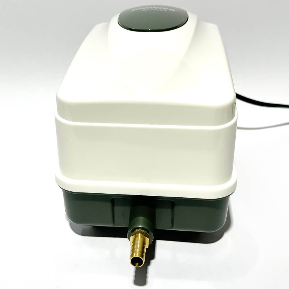 Pompa de aer pentru apa iazuri si acvarii 45 l/min 5 Pompa de aer pentru apa iazuri si acvarii 45 l/min – compresor aer iaz eficient, aerator acvarii si iazuri, ideala pentru o aerare optima a apei. Pompa de aer pentru apa iazuri si acvarii 45 l/min este solutia ideala pentru o aerare eficienta a apei. Acest compresor aer iaz asigura un debit constant si puternic de 45 litri pe minut, fiind perfect pentru aerator de acvarii si iazuri. Designul sau robust si materialele de calitate il fac durabil si rezistent in timp. Cu un nivel redus de zgomot si vibratii, aceasta pompa de aer pentru apa este perfecta pentru a mentine un mediu acvatic sanatos. Este un model multifunctional AIRLAB EV40, folosit cu succes ca pompa aer acvariu, compresor aer iaz, suflanta fosa septica si statie epurare ape uzate. Motorul electromagnetic asigura un consum redus de energie, doar 25W, oferind in acelasi timp o presiune de 0,025 Mpa. Aceasta pompa de aer compresor se remarca prin eficienta sa maxima in aerarea unor volume mari de apa, fie ca este vorba de acvarii sau helestee. Aerator iaz ce ofera oxigenarea necesara pentru a mentine apa curata si pestii sanatosi. Este excelenta pentru a asigura oxigenarea mai multor acvarii sau aerarea iazului. Vine in echiparea standard cu accesoriile din fotografii: Distribuitor aer cu 8 iesiri, dopuri pentru distribuitorul de aer, stut zincat, racord flexibil de conexiune a distribuitorului de aer la pompa si clemele de fixare aferente. Avantaje: Aerare puternica si constanta Design ce reduce zgomotul si vibratiile Corp si mecanisme rezistente si durabile Consum redus de energie Alege pompa de aer pentru apa utila in iazuri si acvarii de 45 l/min pentru a beneficia de o aerare eficienta si de lunga durata.