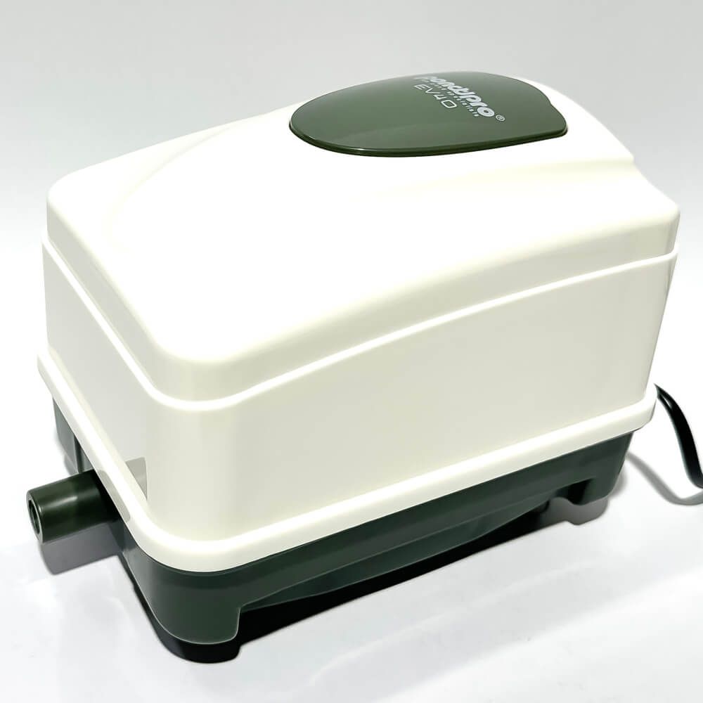 Pompa de aer pentru apa iazuri si acvarii 45 l/min 6 Pompa de aer pentru apa iazuri si acvarii 45 l/min – compresor aer iaz eficient, aerator acvarii si iazuri, ideala pentru o aerare optima a apei. Pompa de aer pentru apa iazuri si acvarii 45 l/min este solutia ideala pentru o aerare eficienta a apei. Acest compresor aer iaz asigura un debit constant si puternic de 45 litri pe minut, fiind perfect pentru aerator de acvarii si iazuri. Designul sau robust si materialele de calitate il fac durabil si rezistent in timp. Cu un nivel redus de zgomot si vibratii, aceasta pompa de aer pentru apa este perfecta pentru a mentine un mediu acvatic sanatos. Este un model multifunctional AIRLAB EV40, folosit cu succes ca pompa aer acvariu, compresor aer iaz, suflanta fosa septica si statie epurare ape uzate. Motorul electromagnetic asigura un consum redus de energie, doar 25W, oferind in acelasi timp o presiune de 0,025 Mpa. Aceasta pompa de aer compresor se remarca prin eficienta sa maxima in aerarea unor volume mari de apa, fie ca este vorba de acvarii sau helestee. Aerator iaz ce ofera oxigenarea necesara pentru a mentine apa curata si pestii sanatosi. Este excelenta pentru a asigura oxigenarea mai multor acvarii sau aerarea iazului. Vine in echiparea standard cu accesoriile din fotografii: Distribuitor aer cu 8 iesiri, dopuri pentru distribuitorul de aer, stut zincat, racord flexibil de conexiune a distribuitorului de aer la pompa si clemele de fixare aferente. Avantaje: Aerare puternica si constanta Design ce reduce zgomotul si vibratiile Corp si mecanisme rezistente si durabile Consum redus de energie Alege pompa de aer pentru apa utila in iazuri si acvarii de 45 l/min pentru a beneficia de o aerare eficienta si de lunga durata.