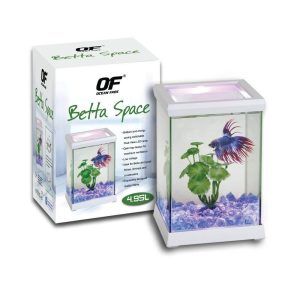 Acvariu Betta Space culoare alba: acvariu Betta elegant, ideal pentru orice spatiu. Descopera acvarii Betta de calitate, Betta tank echipat! Acvariu pentru Betta de culoare alba este un acvariu elegant si modern, perfect pentru orice spatiu de locuit sau de lucru. Acest model de acvariu ofera un habitat ideal pentru pestii Betta, dar si pentru alte specii de pesti mici, creveti si crustacee. Caracteristici: Acvariu Betta Space culoare alba se remarca prin: Sticla de mare claritate (ultraclara) pentru o vizibilitate exceptionala. Sistem de iluminare LED avansat, integrat cu tehnologia Dual-View-LED pentru scenarii de iluminare spectaculoase. Design minimalist si atemporal, potrivit pentru decorarea oricarui spatiu cu bun gust. Iluminare LED Dual-View Acvariul Betta Space este echipat cu patru unitati LED amplasate strategic in jurul ramei superioare la un unghi de 35 de grade. Acest sistem de iluminare Dual-View-LED permite crearea unor efecte vizuale remarcabile, evidentiind frumusetea naturala a vietuitoarelor acvatice si a plantelor decorative. Design si materiale de calitate Fabricat din sticla ultraclara, acest Betta tank ofera durabilitate si o claritate optima. Rama superioara si cea inferioara, de culoare alba, adauga un plus de eleganta si puritate designului, transformand acvariul intr-o piesa de arta moderna. Specificatii tehnice Volum: 4,95 litri Dimensiuni: 15,5 cm (lungime) x 15,5 cm (latime) x 20,5 cm (inaltime) Culoare: Alba Set complet Acvariul se livreaza cu: Pietris decorativ Planta decorativa Sistem de iluminare LED Avantaje si beneficii Acest acvariu Betta nu este doar un habitat pentru pesti, ci si o piesa decorativa care adauga valoare si stil oricarui spatiu. Ideal pentru iubitorii de acvaristica, acest acvariu pentru Betta combina designul modern cu functionalitatea, oferind un mediu optim pentru pestii Betta Splendens si alte vietuitoare acvatice. Concluzie Optand pentru Acvariu Betta Space culoare alba, investesti intr-un produs de inalta calitate care redefineste standardele de estetica si functionalitate in acvaristica. Acest acvariu pentru Betta ofera o experienta vizuala deosebita si un mediu sanatos pentru pestii tai, aducand totodata un plus de eleganta si rafinament spatiului tau. Descopera acum acvariile Betta de la Ocean Free si bucura-te de frumusetea si linistea unui ecosistem acvatic perfect echilibrat!