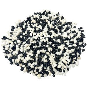 Pietris acvariu decorativ black & white 1 Kg. Pietris alb si negru, mix elegant de pietre decorative, ideal pentru acvarii, decoratiuni si decor modern. Adauga un plus de rafinament si stil spatiului tau cu pietris acvariu decorativ black & white, un amestec unic de pietris alb si negru. Perfect pentru acvarii, amenajari interioare si exterioare, acest produs este alegerea ideala pentru cei care doresc sa creeze un decor natural si elegant. Granulatia medie de 6-12 mm si cromatica deosebita fac din acest pietris mix alb cu negru un element decorativ versatil, potrivit pentru o varietate de aplicatii.