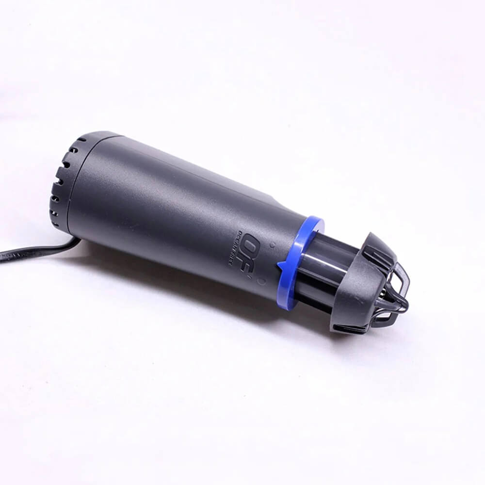Surface skimmer acvariu Ocean Free SurfClear 11 Surface skimmer acvariu de la Ocean Free model SurfClear. Cel mai eficient skimmer de suprafata acvariu de pe piata. Skimmer acvariu la pret cel mai bun si de cea mai buna calitate. Surface skimmer aquarium SurfClear este un skimmer acvariu apa dulce silentios ce este garantat cu mult mai eficient decat orice alt produs similar. Conceput pentru a colecta particolele ce plutesc la suprafata apei dar si pelicula de grasimi ce se formeaza pe suprafata apei acvariului si care face imposibil schimbul de gaze intre acvariu si mediul exterior. Aspirator de suprafata ce curata in permanenta suprafata apei de micile resturi ce plutesc si astfel ajuta la ilumimnarea mai buna a fundului acvariului. Skimmer de suprafata acvariu ce preantampina formarea unei pelicule fine de uleiuri la suprafata apei. Contribuie la oxigenarea apei. Acest skimmer acvariu amesteca mult mai bine straturile de apa, astfel parametrii apei sunt mai constanti in masa apei. Debit de apa reglabil. Nu pune in pericol absorbtia pestilor de talie mica sau a crevetilor. Se adapteaza singur la modificarile nivelului apei in urma evaporarii acesteia. Evacuarea apei in acvariu se realizeaza multidirectional astfel incat pestii nu vor fi nevoiti sa stea intr-un singur loc in momentul functionarii acestui surface skimmer electric independent. Pastreaza garantat suprafata apei acvariului limpede si curata. Se poate utiliza atat pentru acvariile de apa dulce cat si pentru cele marine. Dimensiuni: 5,6 cm (Lungime) x 4,1 cm (latime) x 13,5 cm (inaltime).