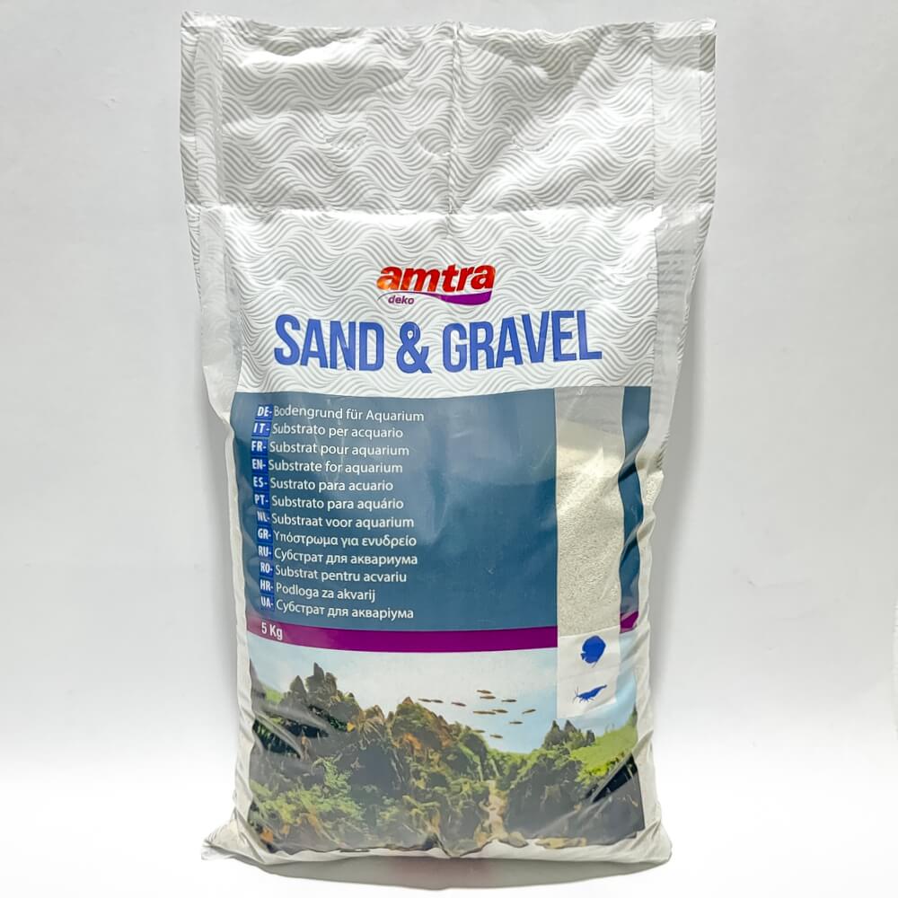 Nisip alb fin acvariu cuart 5 kg plante si pesti 3 Nisip alb fin pentru acvariu – caracteristici Material natural de calitate superioara: Fabricat din cuart alb de puritate ridicata, acest nisip este 100% natural si complet sigur pentru mediul acvatic. Granulatie fina de 0,8 mm: Ideal pentru o distributie uniforma in acvariu, oferind un aspect estetic deosebit. Siguranta garantata: Nu are muchii ascutite, protejand pestii si alte vietuitoare acvatice de eventualele leziuni. Neutralitate chimica: Nisipul este neutru din punct de vedere al pH-ului, nu elibereaza carbonati sau alte substante poluante, fiind adecvat pentru toate tipurile de acvarii. Rol in filtrarea biologica: Suprafata nisipului permite dezvoltarea bacteriilor benefice, esentiale pentru un ecosistem acvatic sanatos.