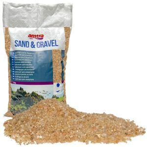 Pietris acvariu cuartit Rosella, pietris natural acvariu cu granulatie mica, ideal pentru amenajare acvariu, punga 5kg. Pietrisul acvariu cuartit Rosella este un pietris granulatie mica premium destinat iubitorilor de acvaristica care isi doresc un mediu sigur, natural si estetic pentru pestii si plantele din acvariul lor. Avand o granulatie mica, de aproximativ 3 mm, acest pietris natural acvariu este special conceput pentru a satisface toate nevoile ecosistemului acvatic. Ambalat in pungi convenabile de 5 kg, pietrisul este alegerea ideala pentru orice tip de amenajare acvariu, fie ca este vorba despre acvarii plantate, acvarii cu ciclide sau acvarii cu specii de pesti pasnici.