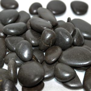 Pietris decorativ acvariu negru lucios 1kg, dimensiuni 3-4cm. Pietre acvariu decorative si pietricele acvariu ideale pentru un decor modern si elegant. Daca iti doresti un substrat sofisticat si durabil pentru acvariul tau, pietris decorativ acvariu negru lucios este alegerea perfecta. Cu dimensiuni medii de 3-4 cm si un finisaj lucios, acest produs nu doar ca imbunatateste estetica acvariului, ci contribuie si la crearea unui mediu sanatos pentru pestii si plantele tale. Cu un design natural si atent prelucrat, acest pietris transforma orice spatiu acvatic intr-un decor elegant si modern.