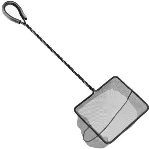 Minciog acvariu negru 10 cm de buna calitate. Minciog acvariu pesti mici si medii usor de folosit. Plasa acvariu rezistenta si flexibila. Minciog acvariu negru 10 cm, ideal pentru prinderea pestilor mici si medii. Acest minciog acvariu este de inalta calitate, cu o plasa de acvariu rezistenta si flexibila, conceputa pentru a nu rani pestii in timpul capturarii. Minciogul acvariu negru de 10 cm este extrem de usor de folosit, facandu-l o unealta esentiala pentru orice acvarist. Dimensiunea compacta a minciogului il face perfect pentru prinderea pestilor in bazine de toate marimile, oferind o experienta de utilizare eficienta si fara probleme. Plasa sintetica a acestui minciog este durabila si nu putrezeste in timp, asigurand o lunga durata de viata. Minciogul are o lungime de 10 cm la baza, fiind astfel optim pentru capturarea pestilor mici si medii. Alegerea acestui minciog garanteaza o manevrare usoara si sigura a pestilor din acvariu, protejand in acelasi timp integritatea acestora. ​ Folosind acest minciog de acvariu negru de 10 cm si beneficiati de o plasa acvariu de calitate superioara, care va va usura considerabil sarcinile de intretinere a acvariului. Este un accesoriu indispensabil pentru orice pasionat de acvaristica, una din ustensilele pentru acvariu ce nu ar trebui sa-i lipseasca nimanui.