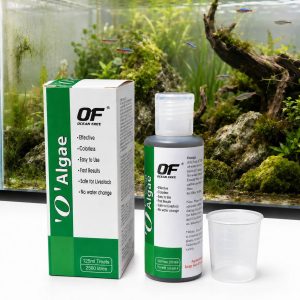 Solutie contra alge acvariu Ocean Free O Zero Algae cu flacon, cutie, capac dozator si acvariu plantat in fundal