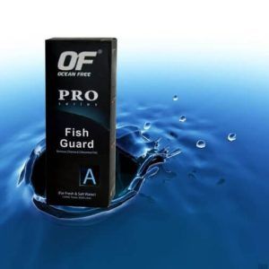 Conditioner schimb apa acvariu Fish Guard 850L, solutie apa robinet acvariu, solutie declorinare apa acvariu si solutie tratare apa acvariu – o alegere indispensabila pentru sanatatea si bunastarea pestilor tai. Produsul transforma apa de robinet intr-un mediu sigur si prietenos pentru vietuitoarele acvatice, protejand pestii si flora acvatica. Caracteristici principale ale Fish Guard 850L Neutralizare completa a clorului si cloraminei Indeparteaza clorul si cloramina prezente in apa de robinet, facand apa sigura pentru vietuitoarele din acvariu. Reglarea pH-ului apei Regleaza pH-ul pentru a asigura conditii stabile si propice vietii acvatice. Protectie imbunatatita pentru pesti Extractul de Aloe Vera si vitaminele E si B protejeaza stratul de mucus al pestilor, reducand stresul si riscul infectiilor. Eliminarea metalelor grele si substantelor toxice Neutralizeaza metalele grele precum plumbul, cuprul si zincul, eliminand pericolele cauzate de substantele chimice toxice. Compatibilitate universala Potrivit atat pentru acvariile de apa dulce, cat si pentru cele de apa sarata, inclusiv pentru plantele acvatice. Detalii produs si beneficii Fish Guard 850L este o solutie esentiala pentru acvaristi, contribuind la mentinerea unui mediu sanatos in acvariu. Conditioner schimb apa acvariu este ideal pentru tratamentul apei la schimburi, setup-uri noi si transportul pestilor. Beneficii esentiale Protectie pentru sanatatea pestilor: Neutralizeaza substantele nocive si creeaza un mediu optim pentru dezvoltarea acestora. Prevenirea stresului si a infectiilor: Extractele naturale protejeaza mucoasa, branhiile si aripioarele pestilor. Mediu stabil pentru bacteriile benefice: Promoveaza dezvoltarea bacteriilor denitrificatoare esentiale pentru ciclarea acvariului. Economie si eficienta: Flaconul de 150ml este suficient pentru tratarea a 850 de litri de apa. Aplicatii si utilizare Fish Guard 850L are multiple aplicatii, fiind o solutie indispensabila pentru acvarii: Schimburi de apa regulate: Neutralizeaza clorul si metalele grele din apa de robinet. Setup-ul initial al acvariului: Pregateste apa pentru vietuitoarele acvatice si flora. Transportul pestilor: Reduce stresul si protejeaza pestii in timpul deplasarilor. Prevenirea afectiunilor: Ideal pentru protejarea pestilor impotriva factorilor externi nocivi.