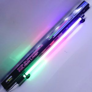 Lampa fluorescenta submersibila 60 cm cu 3 culori, cu iluminat vibrant si eficient. Lampa acvariu submersibila de calitate de la AquariumPrest! Asigura o iluminare acvariu multicolora. Lampile submersibile contin tuburi de neon izolate contra umiditatii ce pot fi folosite inclusiv in conditii de imersie. Imbunatateste iluminarea acvariului tau, a gradinii, casei sau a iazului cu Lampa fluorescenta submersibila de 60 cm, disponibila in stocul aquariumprest. Aceasta lampa acvariu submersibila ofera o iluminare multicolora spectaculoasa, in trei culori vibrante: verde, tropical pink si albastru. Caracteristici: Lampa fluorescenta submersibila: Aceasta lampa submersibila este perfecta pentru acvarii, iazuri, fantani arteziene si alte aplicatii acvatice, oferind o iluminare submersibila sigura si eficienta. Iluminare multicolora: Ofera un spectacol de lumina in trei culori (verde, tropical pink si albastru), transformand orice acvariu intr-un peisaj acvatic de vis. Lungime de 60 cm: Dimensiunea ideala pentru a se potrivi in diverse tipuri de acvarii si alte aplicatii acvatice, asigurand o acoperire excelenta a luminii. Tub fluorescent de 10W: Consum redus de energie cu performanta maxima. Tuburile de neon sunt complet izolate contra umiditatii, permitand utilizarea lampii atat in medii externe cat si sub apa. Ventuze incluse: Ventuzele asigura o fixare sigura pe geamul acvariului sau in alte locatii dorite, facilitand instalarea rapida si usoara. Avantaje: Versatilitate: Poate fi utilizata pentru iluminarea acvariilor, ca supliment de lumina langa alte surse existente, pentru iluminare subacvatica, in diverse incinte, ca lumina de veghe sau de atentionare. Spectacol de lumina: Ofera un amestec de culori vibrant (verde, roz tropical, albastru) care transforma orice acvariu sau iaz intr-un peisaj de vis. Izolata contra umiditatii: Complet protejata impotriva umiditatii, aceasta lampa poate fi utilizata atat in medii externe cat si sub apa, fara riscuri de deteriorare. Utilizari multiple: Lampa fluorescenta submersibila este extrem de versatila si poate fi utilizata in numeroase aplicatii: Iluminare acvarii: Ideala pentru a adauga un plus de lumina si culoare acvariului tau. Iluminare iazuri si fantani: Perfecta pentru iluminarea iazurilor, fantanilor arteziene, si altor aplicatii acvatice, creand un efect vizual spectaculos. Decoratiuni casa si gradina: Ideala pentru utilizarea in fantani arteziene si cascade, adaugand un element spectaculos in gradina sau curtea ta. Sursa de iluminare externa: Izolata complet contra umiditatii, lampa poate fi utilizata si in medii externe, oferind o iluminare de veghe sau de atentionare in diverse spatii. Specificatii: Nume produs: Lampa fluorescenta submersibila Lungime: 60 cm Putere iluminare / Consum de Energie: 10W Culori: Verde, Tropical Pink, Albastru Transforma-ti acvariul, iazul sau gradina intr-un spectacol de lumina cu lampa fluorescenta submersibila de 60 cm, disponibila in stocul aquariumprest. Bucura-te de o iluminare vibranta si eficienta!