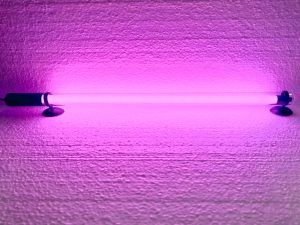 Lampa submersibila acvariu 60 cm cu lumina roz, ideala pentru lumina acvariu plantat. Solutia perfecta pentru lumini subacvatice eficiente si de efect! Lampa submersibila acvariu 60 cm Tropical Pink – Solutia ideala pentru iluminarea acvariului tau plantat Cauti o solutie de iluminare subacvatica deosebita, care sa ofere un spectru de lumina benefic plantelor din acvariul tau? Lampa submersibila acvariu 60 cm Tropical Pink este raspunsul perfect! Cu un spectru de lumina roz special conceput pentru acvariile plantate, aceasta lampa submersibila transforma mediul subacvatic intr-un spatiu vibrant, sustinand cresterea sanatoasa a plantelor si evidentiind culorile pestilor si decorului. Este o alegere excelenta pentru cei care doresc sa obtina o lumina acvariu plantat eficienta si atractiva. Caracteristici principale ale Lampi submersibile acvariu 60 cm Tropical Pink: Spectru de lumina roz optimizat pentru plantele acvatice: Lampa emite o lumina roz de tip Tropical Pink, ideala pentru stimularea fotosintezei plantelor din acvariu, ceea ce duce la o crestere sanatoasa si echilibrata a acestora. Lungime de 60 cm: Perfecta pentru acvarii de dimensiuni medii si mari, lampa asigura o distributie uniforma a luminii in intreaga incinta acvatica, oferind o iluminare completa si echilibrata. Izolata complet contra umiditatii: Datorita designului sau impermeabil, aceasta lampa submersibila acvariu 60 cm poate fi folosita in siguranta atat in interiorul apei, cat si in afara ei, ceea ce o face extrem de versatila pentru diverse aplicatii. Consum redus de energie: Cu un consum de doar 10W, lampa ofera un nivel ridicat de iluminare fara a afecta factura de energie electrica. Este o solutie eficienta energetic si durabila. Montaj rapid si usor: Ventuzele incluse permit o instalare rapida si sigura pe geamurile acvariului, fara a fi necesare alte accesorii suplimentare. Beneficiile utilizarii unei Lampii submersibile acvariu 60 cm cu lumina roz: Stimularea cresterii plantelor acvatice: Spectrul de lumina roz este esential pentru acvariile plantate, deoarece ajuta la cresterea sanatoasa a plantelor, prin imbunatatirea procesului de fotosinteza. Acest lucru asigura un ecosistem echilibrat si un acvariu plin de viata. Estetica deosebita: Lumina roz oferita de aceasta lampa submersibila creeaza un efect vizual unic, aducand o nota exotica acvariului si punand in valoare culorile pestilor si decoratiunilor. Siguranta si durabilitate: Datorita izolarii contra umiditatii si a materialelor de calitate superioara, lampa este extrem de rezistenta si sigura pentru utilizare atat in apa, cat si in afara ei, fara a risca deteriorari cauzate de umezeala. Aplicatii multiple pentru Lampa submersibila acvariu 60 cm Tropical Pink: Aceasta lampa submersibila acvariu 60 cm este extrem de versatila si poate fi folosita in diverse scenarii, cum ar fi: Iluminarea acvariilor plantate: Datorita spectrului de lumina roz specific plantelor acvatice, aceasta lampa este ideala pentru acvarii care necesita un supliment de lumina destinat cresterii sanatoase a plantelor. Iluminare subacvatica: Lampa poate fi folosita complet submersa, fiind perfecta pentru a crea efecte de lumina spectaculoase in acvarii, iazuri, sau alte corpuri de apa decorative. Supliment de lumina: Poate fi utilizata alaturi de alte surse de iluminare pentru a completa sau intensifica lumina in anumite zone ale acvariului. Iluminare pentru standuri de prezentare: Lumina roz ofera o expunere atragatoare pentru standuri comerciale, prezentari de produse sau vitrine. Iluminare decorativa pentru iazuri si fantani: Adauga un efect deosebit in gradina sau spatiile exterioare, fiind perfecta pentru iluminarea nocturna a iazurilor sau fantanilor arteziene. De ce sa alegi Lampa submersibila acvariu 60 cm Tropical Pink? Aceasta lampa submersibila se remarca prin eficienta, durabilitate si estetica sa unica, fiind o alegere excelenta pentru orice pasionat de acvarii. Lampa submersibila acvariu 60 cm nu doar ca ofera o lumina roz placuta, ci sustine activ sanatatea plantelor acvatice, contribuind la un ecosistem acvatic echilibrat si vibrant. In plus, datorita izolarii impotriva umezelii, poate fi utilizata in diferite aplicatii, atat in apa cat si in afara ei, oferind o solutie completa si fiabila pentru orice acvariu. Cu un design simplu de instalat si o durata de viata extinsa, Lampa submersibila acvariu 60 cm Tropical Pink este partenerul ideal pentru cei care doresc o lumina acvariu plantat de calitate, care sa ofere atat beneficii functionale cat si estetice. Luminile subacvatice pe care le emite aduc un plus de eleganta si rafinament acvariului tau, facandu-l un punct de atractie in orice spatiu. Nu rata ocazia de a transforma acvariul tau intr-un spectacol de culoare si viata cu ajutorul lampii submersibile Tropical Pink – alegerea inteligenta pentru un iluminat eficient si de durata!