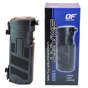 Filtru acvariu pana in 200 litri Smart 1000 lph, filtru intern performant. Filtre acvariu preturi accesibile, ideal pentru filtrare apa acvariu curata. Acest filtru acvariu pana in 200 litri Smart 1000 lph reprezinta alegerea perfecta pentru mentinerea unui acvariu curat si sanatos. Acest filtru intern eficient si compact, produs de Ocean Free, asigura o filtrare apa acvariu la cel mai inalt nivel prin trei tipuri de filtrare: biologica, mecanica si biochimica. Perfect adaptat pentru acvariile de pana la 200 litri, filtrul Smart 1000 ofera un debit maxim de 1000 litri/ora, permitand circularea eficienta a apei si eliminarea impuritatilor pentru un mediu optim pentru pesti si plante.