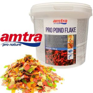 Fulgi pesti 5 litri Amtra Pond Flake, mancare pesti ideala pentru hranirea pestilor in iazuri si acvarii, ofera nutrienti pentru sanatate si culoare. Aceasta hrana premium este special formulata pentru a satisface nevoile nutritionale ale pestilor din iazuri si acvarii, precum carasii aurii si crapii koi, asigurand o dieta echilibrata si un aport corect de proteine, fibre, vitamine si minerale.
