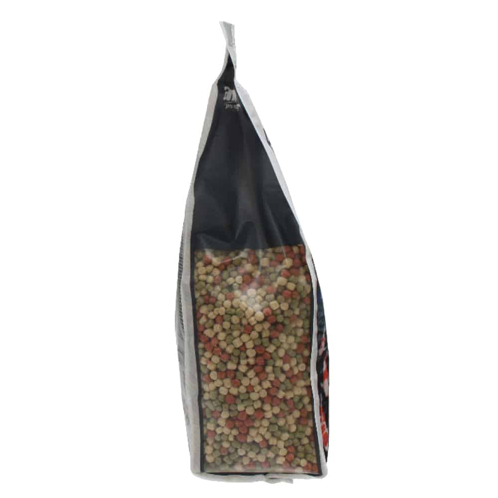 Hrana crapi koi Amtra Pro Pond Pellet 2000 ml 4 Caracteristici principale: Pelete flotante: Diametrul de 4-5 mm al peletelor garanteaza pastrarea formei compacte in apa, fara a polua mediul acvatic. Formula tricolora: Mancare pesti iaz premium ce include ingrediente atent selectionate pentru a oferi un echilibru ideal intre fibre si proteine, sustinand o dezvoltare armonioasa si o imunitate crescuta. Compozitie bogata: Contine grau, porumb, germeni de grau, faina de hering si drojdie de bere, ingrediente naturale ce favorizeaza digestia si sanatatea pe termen lung. Nutritie completa: Ofera acizi grasi Omega, vitamine si oligoelemente, esentiale pentru culori intense si o vitalitate deosebita a pestilor. Beneficii ale utilizarii Amtra Pro Pond Pellet: Sanatate si longevitate: Aportul de nutrienti esentiali intareste sistemul imunitar al pestilor si sustine o dezvoltare sanatoasa. Hrana usor digerabila: Reduce reziduurile si asigura o apa curata si clara in iaz sau acvariu. Adaptabilitate: Recomandata pentru hranirea pestilor in orice sezon, fiind usor acceptata de toate speciile de crapi koi si pesti din iazuri. Practicitate: Pachetul resigilabil mentine prospetimea peletelor pentru o perioada indelungata.