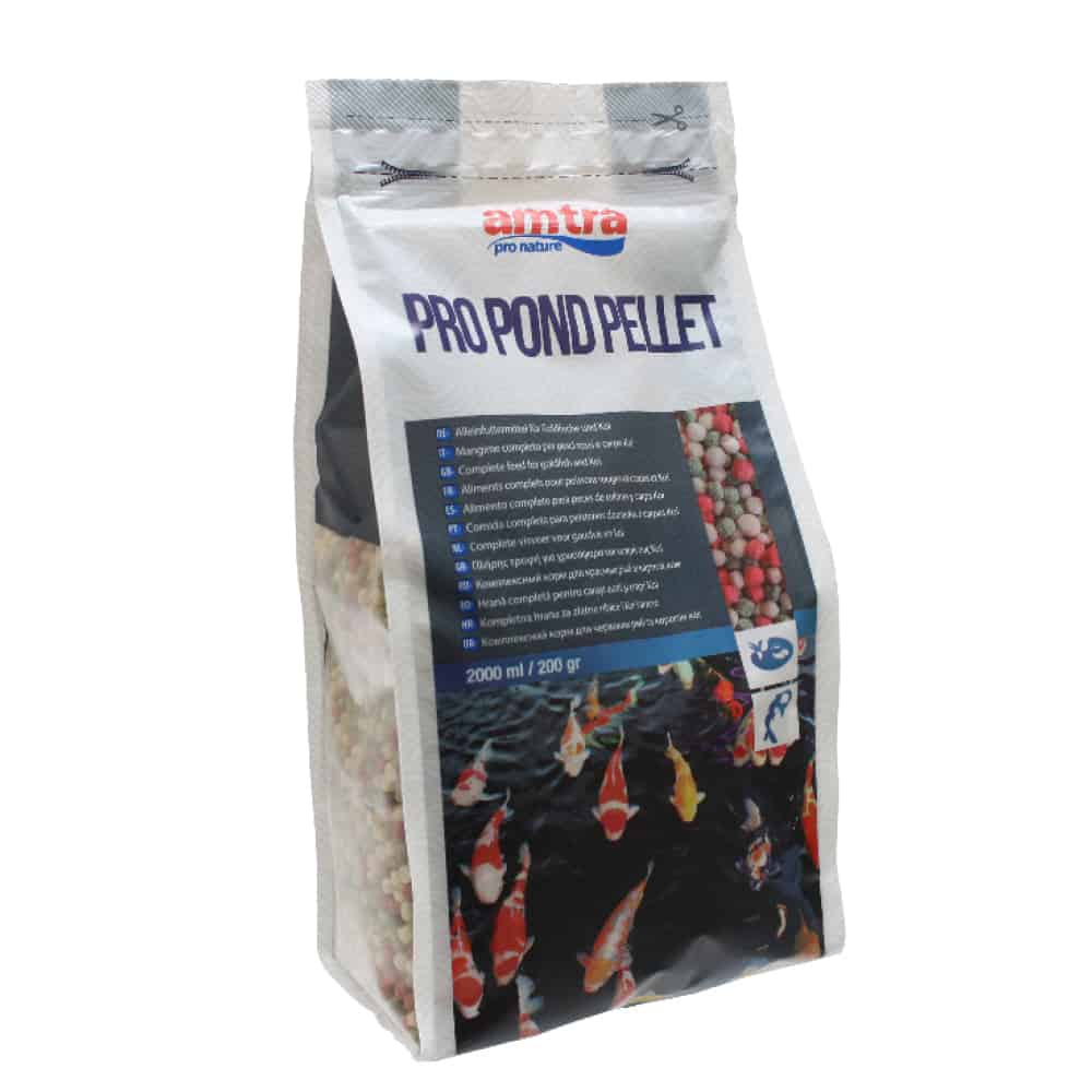 Hrana crapi koi Amtra Pro Pond Pellet 2000 ml 3 Hrana crapi koi Amtra Pro Pond Pellet este o mancare pesti iaz premium cu pelete flotante pesti iaz perfecta pentru iazuri ornamentale, bazine exterioare sau acvarii mari. Este ideala pentru carași aurii, crapi koi si alti pesti exotici, contribuind la imbunatatirea culorii, vitalitatii si sanatatii acestora. Se administreaza de 2-3 ori pe zi, in cantitati care pot fi consumate rapid.