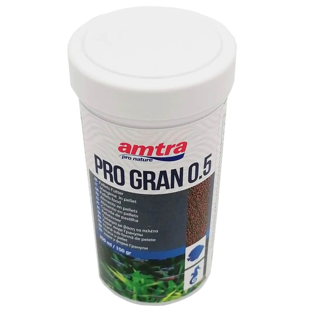 Hrana pesti acvariu granule Amtra Pro 0.5, 250 ml 5 Caracteristici principale ale Hranei pesti acvariu granule Amtra Pro 0.5, 250 ml: Granule cu dimensiune de 0.5 mm: Perfect adaptate pentru pestii mici si medii, granulele initial plutesc, iar apoi se scufunda incet, permitand pestilor sa se hraneasca la diferite niveluri ale acvariului. Ingrediente de calitate superioara: Contine proteine din viermi de faina, o sursa bogata si usor digerabila, pentru o crestere armonioasa si un nivel energetic optim. Imbogatita cu nutrienti esentiali: L-Carnitina: Sprijina dezvoltarea muschilor si metabolismul energetic. Astaxantina: Intensifica coloritul pestilor exotici, oferindu-le nuante vibrante si naturale. Beta Glucan: Fortifica sistemul imunitar, ajutand la mentinerea sanatatii pestilor. Compozitie echilibrata: Proteine brute (45%), grasimi (7,2%), fibre brute (3,5%), cenusa (10,2%), umiditate (8,5%). Aceasta formula garanteaza o dieta completa si echilibrata.