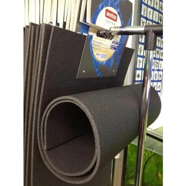 Pad pentru acvariu ( covoras ) 80 X 35 cm 3 Cum se foloseste pad-ul pentru acvariu? Curatati suprafata pe care urmeaza sa fie amplasat acvariul, pentru a elimina orice impuritate care ar putea cauza dezechilibre. Pozitionati pad-ul direct pe suportul ales. Amplasati acvariul deasupra covorasului, asigurandu-va ca baza acestuia este complet sprijinita pe pad. Aplicatii multiple: Utilizat sub acvarii de apa dulce sau marine, indiferent de dimensiune. Potrivit pentru terarii din sticla sau alte recipiente care necesita o baza sigura si stabila. Poate fi folosit si in interiorul acvariului, ca strat de protectie intre roci sau alte decoratiuni grele si sticla de baza. De ce sa alegi acest pad pentru acvariu? Protectie maxima – Evita costurile suplimentare asociate cu repararea sau inlocuirea unui acvariu spart. Usor de utilizat – Instalarea este simpla si rapida, fara a necesita unelte sau expertiza speciala. Eficienta dovedita – Produsul este special conceput pentru a asigura o distributie uniforma a greutatii si pentru a preveni deteriorarile accidentale.