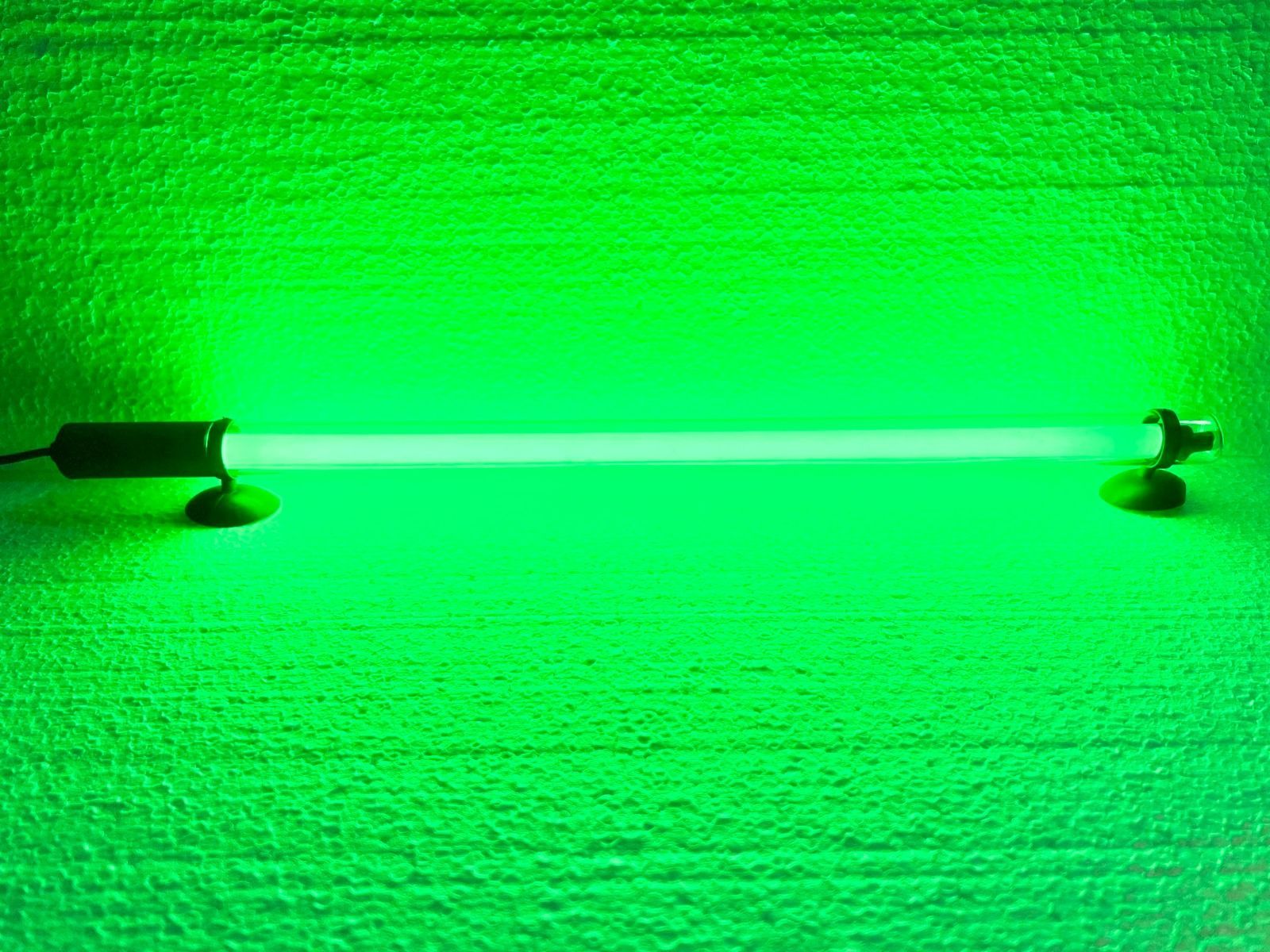 Lampa fluorescenta submersibila 60 cm Verde 1 Lampa fluorescenta submersibila 60 cm cu lumina verde, ideala ca lampa neon acvariu. Ofera un iluminat acvariu vibrant cu neon verde eficient! Lampa fluorescenta submersibila 60 cm Verde – Solutia perfecta pentru iluminarea acvariului tau cu neon verde Descopera solutia ideala pentru a oferi acvariului tau un iluminat vibrant si eficient cu Lampa fluorescenta submersibila 60 cm Verde. Aceasta lampa submersibila este creata special pentru a oferi o lumina verde intensa, care adauga un efect spectaculos si natural ecosistemului acvatic. Fie ca esti pasionat de acvarii sau doresti sa adaugi un element de decor captivant intr-un spatiu exterior, aceasta lampa neon acvariu este alegerea perfecta pentru a imbunatati aspectul si sanatatea acvariului tau. Caracteristici cheie ale Lampii fluorescente submersibile 60 cm Verde: Lumina verde intensa: Lampa emite o lumina de culoare verde puternica si uniforma, perfect adaptata pentru a pune in valoare atat pestii, cat si plantele acvatice. Neonul verde creeaza un efect vizual atragator, ideal pentru a transforma acvariul tau intr-un punct de atractie. Lungime de 60 cm: Lampa este suficient de lunga pentru a acoperi eficient acvarii de dimensiuni medii si mari, asigurand o distributie uniforma a luminii pe toata suprafata acvariului. Tehnologie fluorescenta de calitate: Echipata cu un tub fluorescent subtire si un sistem propriu de aprindere a neonului, aceasta lampa este eficienta, durabila si ofera un iluminat de lunga durata. Design impermeabil: Complet izolata impotriva umezelii, lampa poate fi utilizata in siguranta atat sub apa, cat si la exterior. Este ideala pentru utilizare submersibila in acvarii, fantani arteziene sau chiar iazuri. Consum redus de energie: Cu un consum de doar 10 W, aceasta lampa iluminat acvariu este economica, asigurand un iluminat eficient fara a afecta semnificativ factura de energie electrica. Instalare usoara: Ventuzele incluse in pachet permit fixarea simpla si rapida a lampii pe peretii acvariului sau pe alte suprafete de sticla, oferind o stabilitate excelenta. Beneficiile utilizarii Lampii fluorescente submersibile 60 cm Verde: Efect vizual captivant: Lumina verde emisa de aceasta lampa adauga un element decorativ unic in acvariul tau, creand o atmosfera relaxanta si naturala. Pestii si plantele vor arata mai vibrante si mai sanatoase in acest mediu iluminat eficient. Optimizata pentru ecosistemul acvatic: Iluminarea adecvata este esentiala pentru mentinerea sanatatii pestilor si plantelor din acvariu. Spectrul de lumina verde oferit de aceasta lampa fluorescenta poate stimula cresterea plantelor si poate ajuta la reducerea stresului pestilor. Versatilitate si functionalitate: Datorita designului sau submersibil, lampa poate fi utilizata in diverse aplicatii – de la iluminarea acvariilor pana la iluminarea iazurilor, fantanilor sau altor incinte subacvatice, oferind astfel flexibilitate in utilizare. Durabilitate si siguranta: Izolarea impotriva umezelii garanteaza o durata lunga de viata si siguranta in utilizare, indiferent daca lampa este folosita sub apa sau la exterior. Eficienta energetica: Cu un consum de energie redus, aceasta lampa fluorescenta este prietenoasa cu mediul si cu bugetul tau, oferind in acelasi timp o iluminare puternica si de calitate. Aplicatii diverse pentru Lampa fluorescenta submersibila de 60 cm cu iluminat verde: Aceasta lampa submersibila este extrem de versatila si poate fi utilizata intr-o gama larga de aplicatii, atat in interior, cat si in exterior: Iluminarea acvariilor: Aceasta este utilizarea principala a lampii, fiind ideala pentru orice tip de acvariu, de la cele decorative pana la cele plantate, oferind un iluminat uniform si placut. Lampa neon acvariu plantat: Lumina de culoare verde emisa de aceasta lampa este perfecta pentru acvariile cu plante, contribuind la cresterea si dezvoltarea sanatoasa a acestora. Iluminare subacvatica: Datorita izolarii impotriva apei, lampa poate fi utilizata ca sursa de lumina subacvatica in iazuri, fantani arteziene sau alte spatii acvatice decorative. Lumini ambientale si de veghe: Lampa poate fi folosita si ca sursa de lumina ambientala in diverse incinte, creand o atmosfera relaxanta si eleganta. Iluminare decorativa: Ideala pentru standuri de prezentare sau pentru iluminarea aleilor si gradinilor, lampa ofera un efect de lumina verde placut, care atrage privirea si adauga o nota de distinctie spatiului decorat. De ce sa alegi Lampa fluorescenta submersibila 60 cm Verde? Aceasta lampa fluorescenta submersibila se evidentiaza prin performanta ridicata si designul practic, fiind o solutie excelenta pentru iluminarea eficienta a acvariilor si a altor spatii subacvatice. Lampa fluorescenta si submersibila de 60 cm verde ofera o lumina verde intensa care transforma orice acvariu intr-un adevarat spectacol vizual, punand in valoare frumusetea pestilor si a plantelor. Cu un consum redus de energie si o instalare usoara, lampa este ideala atat pentru pasionatii de acvarii, cat si pentru cei care doresc o sursa de iluminare decorativa pentru spatii exterioare. Datorita rezistentei sale la apa, aceasta lampa neon acvariu este sigura si fiabila, garantand o functionare de lunga durata, indiferent de conditiile de utilizare. Indiferent daca vrei sa adaugi un plus de lumina acvariului tau sau sa creezi o atmosfera unica in gradina sau iazul tau, Lampa submersibila de 60 cm Verde este alegerea potrivita. Fie ca o folosesti pentru iluminarea pestilor, a plantelor sau a decoratiunilor subacvatice, aceasta lampa va aduce o nota vibranta si energizanta in orice mediu. Concluzie Daca vrei sa oferi acvariului tau un aspect modern si captivant, Lampa fluorescenta submersibila 60 cm Verde este solutia perfecta. Cu o lumina de culoare verde stralucitoare, un design durabil si consum redus de energie, aceasta lampa neon acvariu va transforma complet atmosfera acvariului tau si va imbunatati experienta vizuala. Adauga aceasta lampa in cosul tau si bucura-te de un acvariu cu un iluminat spectaculos si eficient!