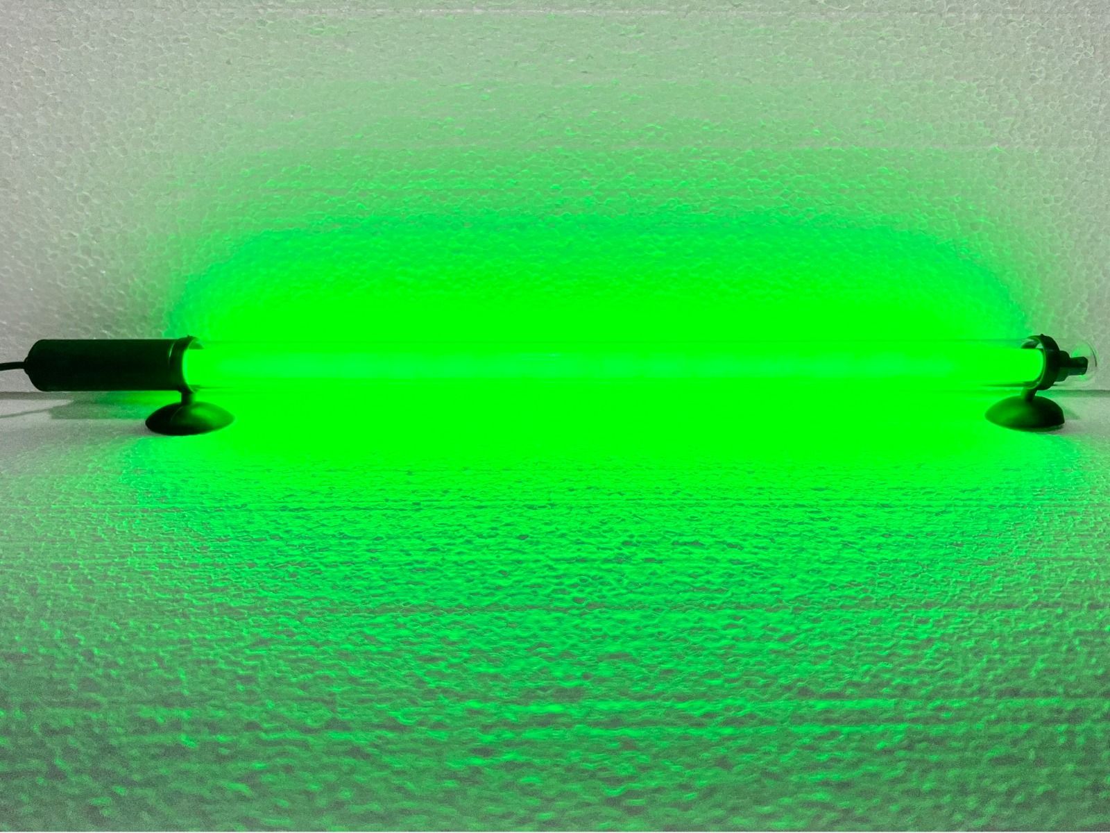 Lampa fluorescenta submersibila 60 cm Verde 4 Descopera solutia ideala pentru a oferi acvariului tau un iluminat vibrant si eficient cu Lampa fluorescenta submersibila 60 cm Verde. Aceasta lampa submersibila este creata special pentru a oferi o lumina verde intensa, care adauga un efect spectaculos si natural ecosistemului acvatic. Fie ca esti pasionat de acvarii sau doresti sa adaugi un element de decor captivant intr-un spatiu exterior, aceasta lampa neon acvariu este alegerea perfecta pentru a imbunatati aspectul si sanatatea acvariului tau.