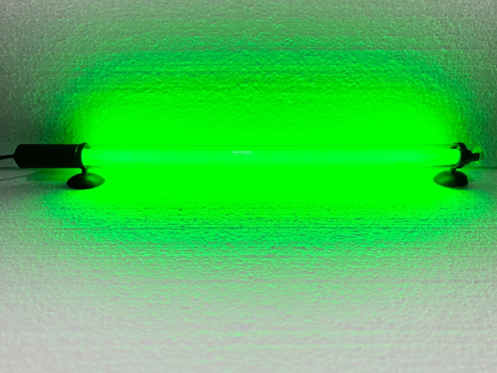Lampa fluorescenta submersibila 60 cm Verde 6 Lampa fluorescenta submersibila 60 cm cu lumina verde, ideala ca lampa neon acvariu. Ofera un iluminat acvariu vibrant cu neon verde eficient! Lampa fluorescenta submersibila 60 cm Verde – Solutia perfecta pentru iluminarea acvariului tau cu neon verde
