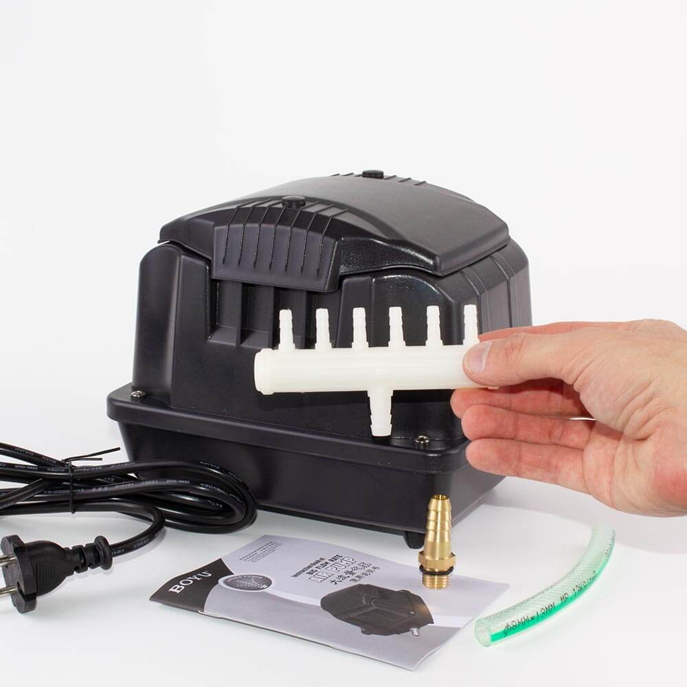 Aerator apa Boyu 40 litri/minut SES-40 5 Aerator apa Boyu 40 litri/minut SES-40, compresor aerare eficient pentru oxigen in masa apei, ideal pentru acvarii si iazuri. Aeratorul apa Boyu 40 litri/minut SES-40 este solutia ideala pentru acvarii si iazuri, asigurand un nivel optim de oxigen in masa apei. Acest compresor aerare este vital pentru sanatatea vietuitoarelor acvatice, fiind proiectat pentru a functiona continuu fara a necesita intretinere speciala. Caracteristici principale: Debitul de aer: 40 litri/minut, perfect pentru oxigenarea apei in acvarii si iazuri. Presiune: 0,03 MPa, asigurand o oxigenare eficienta. Consum electric: 30 W, oferind performanta cu un consum redus de energie. Dimensiuni: 275 x 167 x 176 mm, compact si usor de integrat in orice spatiu. Materiale de inalta calitate: Carcasa interioara din aluminiu pentru durabilitate si performanta. Silentios: Dotat cu un sistem de absorbtie a zgomotului pentru o functionare lina si fara deranj. Specificații suplimentare: Model: SES-40 Certificari: CE, IPX-4, TÜV SÜD, GS Voltaj: 220 – 240 V Avantajele utilizarii aeratorului Boyu SES-40: Oxigenare constanta: Debit mare de 40 litri pe minut, ideal pentru a mentine un nivel adecvat de oxigen in apa. Durabilitate: Fabricat din materiale de inalta calitate, rezistent si fiabil pentru utilizare pe termen lung. Functionare silentioasa: Sistemul de absorbtie a zgomotului asigura o operare fara zgomot deranjant. Intretinere minima: Proiectat pentru a functiona non-stop fara a necesita ungere sau intretinere speciala. Recomandari de utilizare: Aeratorul apa Boyu SES-40 este ideal pentru: Acvarii: Asigura oxigenul necesar pestilor si altor vietuitoare acvatice. Iazuri: Mentine un nivel optim de oxigen in apa, esential pentru sanatatea pestilor si a plantelor. Fose septice: Poate fi folosit si pentru aerarea foselor septice, imbunatatind eficienta acestora. Alege Aerator apa Boyu 40 litri/minut SES-40 pentru a te bucura de un mediu acvatic sanatos si echilibrat, cu un produs fiabil si eficient, care asigura o oxigenare perfecta a apei.
