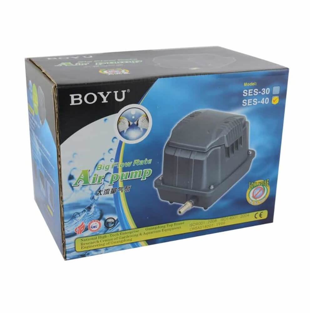 Aerator apa Boyu 40 litri/minut SES-40 7 Aerator apa Boyu 40 litri/minut SES-40, compresor aerare eficient pentru oxigen in masa apei, ideal pentru acvarii si iazuri. Aeratorul apa Boyu 40 litri/minut SES-40 este solutia ideala pentru acvarii si iazuri, asigurand un nivel optim de oxigen in masa apei. Acest compresor aerare este vital pentru sanatatea vietuitoarelor acvatice, fiind proiectat pentru a functiona continuu fara a necesita intretinere speciala. Caracteristici principale: Debitul de aer: 40 litri/minut, perfect pentru oxigenarea apei in acvarii si iazuri. Presiune: 0,03 MPa, asigurand o oxigenare eficienta. Consum electric: 30 W, oferind performanta cu un consum redus de energie. Dimensiuni: 275 x 167 x 176 mm, compact si usor de integrat in orice spatiu. Materiale de inalta calitate: Carcasa interioara din aluminiu pentru durabilitate si performanta. Silentios: Dotat cu un sistem de absorbtie a zgomotului pentru o functionare lina si fara deranj. Specificații suplimentare: Model: SES-40 Certificari: CE, IPX-4, TÜV SÜD, GS Voltaj: 220 – 240 V Avantajele utilizarii aeratorului Boyu SES-40: Oxigenare constanta: Debit mare de 40 litri pe minut, ideal pentru a mentine un nivel adecvat de oxigen in apa. Durabilitate: Fabricat din materiale de inalta calitate, rezistent si fiabil pentru utilizare pe termen lung. Functionare silentioasa: Sistemul de absorbtie a zgomotului asigura o operare fara zgomot deranjant. Intretinere minima: Proiectat pentru a functiona non-stop fara a necesita ungere sau intretinere speciala. Recomandari de utilizare: Aeratorul apa Boyu SES-40 este ideal pentru: Acvarii: Asigura oxigenul necesar pestilor si altor vietuitoare acvatice. Iazuri: Mentine un nivel optim de oxigen in apa, esential pentru sanatatea pestilor si a plantelor. Fose septice: Poate fi folosit si pentru aerarea foselor septice, imbunatatind eficienta acestora. Alege Aerator apa Boyu 40 litri/minut SES-40 pentru a te bucura de un mediu acvatic sanatos si echilibrat, cu un produs fiabil si eficient, care asigura o oxigenare perfecta a apei.
