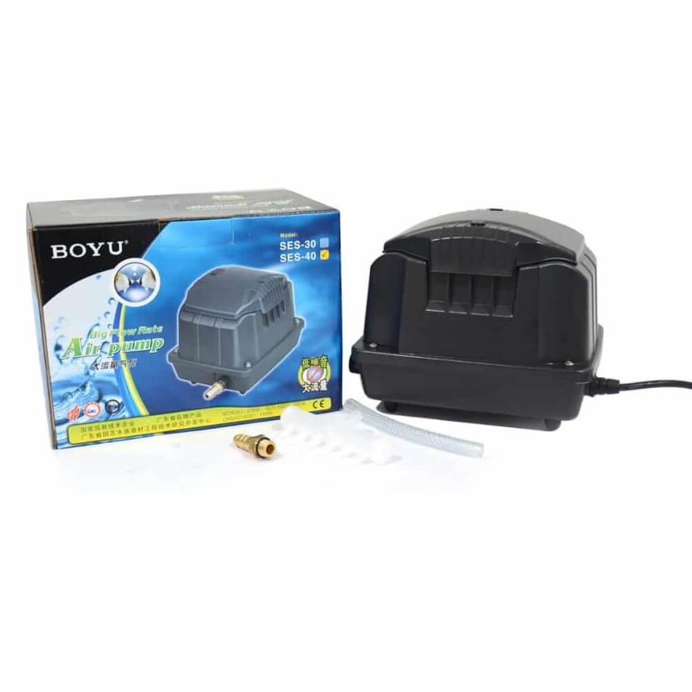 Aerator apa Boyu 40 litri/minut SES-40 2 Aerator apa Boyu 40 litri/minut SES-40, compresor aerare eficient pentru oxigen in masa apei, ideal pentru acvarii si iazuri. Aeratorul apa Boyu 40 litri/minut SES-40 este solutia ideala pentru acvarii si iazuri, asigurand un nivel optim de oxigen in masa apei. Acest compresor aerare este vital pentru sanatatea vietuitoarelor acvatice, fiind proiectat pentru a functiona continuu fara a necesita intretinere speciala. Caracteristici principale: Debitul de aer: 40 litri/minut, perfect pentru oxigenarea apei in acvarii si iazuri. Presiune: 0,03 MPa, asigurand o oxigenare eficienta. Consum electric: 30 W, oferind performanta cu un consum redus de energie. Dimensiuni: 275 x 167 x 176 mm, compact si usor de integrat in orice spatiu. Materiale de inalta calitate: Carcasa interioara din aluminiu pentru durabilitate si performanta. Silentios: Dotat cu un sistem de absorbtie a zgomotului pentru o functionare lina si fara deranj. Specificații suplimentare: Model: SES-40 Certificari: CE, IPX-4, TÜV SÜD, GS Voltaj: 220 – 240 V Avantajele utilizarii aeratorului Boyu SES-40: Oxigenare constanta: Debit mare de 40 litri pe minut, ideal pentru a mentine un nivel adecvat de oxigen in apa. Durabilitate: Fabricat din materiale de inalta calitate, rezistent si fiabil pentru utilizare pe termen lung. Functionare silentioasa: Sistemul de absorbtie a zgomotului asigura o operare fara zgomot deranjant. Intretinere minima: Proiectat pentru a functiona non-stop fara a necesita ungere sau intretinere speciala. Recomandari de utilizare: Aeratorul apa Boyu SES-40 este ideal pentru: Acvarii: Asigura oxigenul necesar pestilor si altor vietuitoare acvatice. Iazuri: Mentine un nivel optim de oxigen in apa, esential pentru sanatatea pestilor si a plantelor. Fose septice: Poate fi folosit si pentru aerarea foselor septice, imbunatatind eficienta acestora. Alege Aerator apa Boyu 40 litri/minut SES-40 pentru a te bucura de un mediu acvatic sanatos si echilibrat, cu un produs fiabil si eficient, care asigura o oxigenare perfecta a apei.
