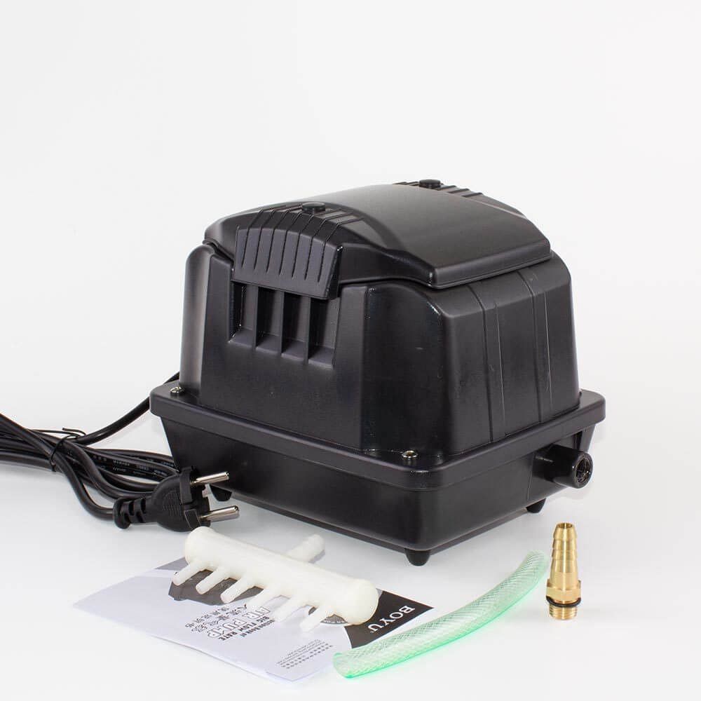 Aerator apa Boyu 40 litri/minut SES-40 1 Aerator apa Boyu 40 litri/minut SES-40, compresor aerare eficient pentru oxigen in masa apei, ideal pentru acvarii si iazuri. Aeratorul apa Boyu 40 litri/minut SES-40 este solutia ideala pentru acvarii si iazuri, asigurand un nivel optim de oxigen in masa apei. Acest compresor aerare este vital pentru sanatatea vietuitoarelor acvatice, fiind proiectat pentru a functiona continuu fara a necesita intretinere speciala. Caracteristici principale: Debitul de aer: 40 litri/minut, perfect pentru oxigenarea apei in acvarii si iazuri. Presiune: 0,03 MPa, asigurand o oxigenare eficienta. Consum electric: 30 W, oferind performanta cu un consum redus de energie. Dimensiuni: 275 x 167 x 176 mm, compact si usor de integrat in orice spatiu. Materiale de inalta calitate: Carcasa interioara din aluminiu pentru durabilitate si performanta. Silentios: Dotat cu un sistem de absorbtie a zgomotului pentru o functionare lina si fara deranj. Specificații suplimentare: Model: SES-40 Certificari: CE, IPX-4, TÜV SÜD, GS Voltaj: 220 – 240 V Avantajele utilizarii aeratorului Boyu SES-40: Oxigenare constanta: Debit mare de 40 litri pe minut, ideal pentru a mentine un nivel adecvat de oxigen in apa. Durabilitate: Fabricat din materiale de inalta calitate, rezistent si fiabil pentru utilizare pe termen lung. Functionare silentioasa: Sistemul de absorbtie a zgomotului asigura o operare fara zgomot deranjant. Intretinere minima: Proiectat pentru a functiona non-stop fara a necesita ungere sau intretinere speciala. Recomandari de utilizare: Aeratorul apa Boyu SES-40 este ideal pentru: Acvarii: Asigura oxigenul necesar pestilor si altor vietuitoare acvatice. Iazuri: Mentine un nivel optim de oxigen in apa, esential pentru sanatatea pestilor si a plantelor. Fose septice: Poate fi folosit si pentru aerarea foselor septice, imbunatatind eficienta acestora. Alege Aerator apa Boyu 40 litri/minut SES-40 pentru a te bucura de un mediu acvatic sanatos si echilibrat, cu un produs fiabil si eficient, care asigura o oxigenare perfecta a apei.