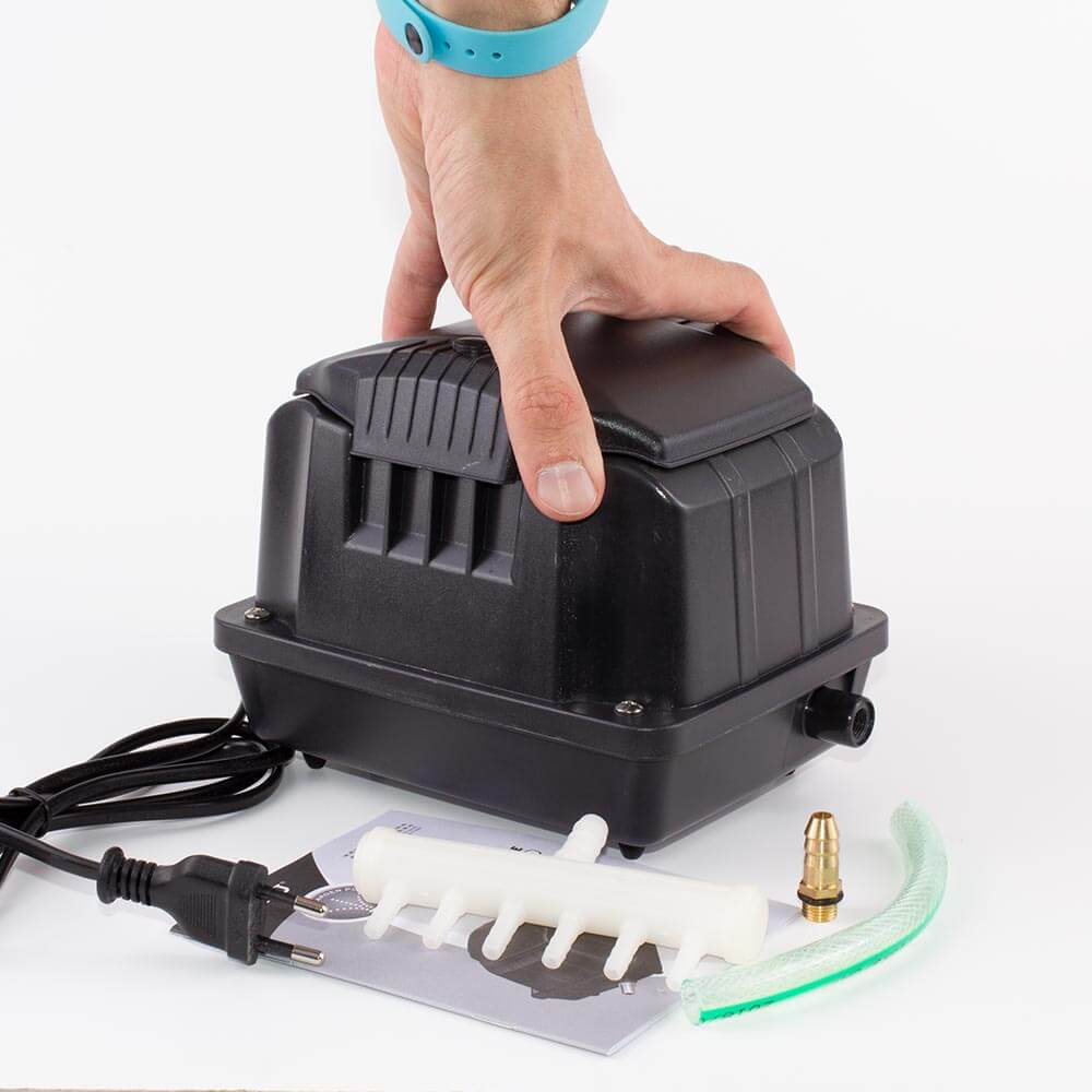 Aerator apa iaz, acvariu Boyu 20 litri/minut 4 Aerator apa iaz Boyu 20 l/min, ideal ca aerator acvariu si pompa aerare apa, asigura oxigenarea eficienta si functionare silentioasa. Aeratorul apa iaz Boyu 20 l/min este solutia ideala pentru oxigenarea eficienta a apelor din iazuri si acvarii. Acest aerator de acvariu de inalta calitate asigura o aerare optima si o functionare extrem de silentioasa datorita designului sau avansat, care include picioare anti-vibratii si un sistem de absorbtie a zgomotului. Specificatii si avantaje: Debit de aer: 20 litri/minut pentru o oxigenare uniforma Presiune: 0,02 MPa, suficienta pentru nevoile de aerare Consum electric: 15 W, eficient din punct de vedere energetic Dimensiuni: 224 x 139 x 144 mm, compact si usor de integrat in orice sistem Voltaj: 220-240 V Utilizari: Aerator apa iaz: Ideal pentru a asigura oxigenarea adecvata a iazurilor, facilitand un mediu sanatos pentru pesti si plante acvatice. Aerator acvariu: Perfect pentru acvarii de dimensiuni variate, ajutand la mentinerea unui nivel optim de oxigen. Pompa aerare apa: Poate fi folosita si in aplicatii de aerare pentru fose septice, asigurand descompunerea eficienta a deseurilor. Avantaje: Nivel scazut de zgomot pentru o functionare discreta. Presiune si debit de aer adecvat pentru toate aplicatiile mentionate. Design robust si fiabil, construit din materiale durabile. Consum redus de energie, eficient si economic. Acest aerator apa iaz este echipat cu o carcasa din aluminiu pentru o durabilitate crescuta si respecta standardele de calitate CE, IPX-4, TÜV SÜD, GS. Este perfect pentru proprietarii de iazuri si acvarii care cauta o pompa de aerare apa eficienta si de incredere. Alegerea acestui compresor de aer pentru acvariu inseamna investitia intr-un produs care combina performanta superioara cu o functionare aproape silentioasa, asigurand o circulatie uniforma a apei si o durabilitate pe termen lung.