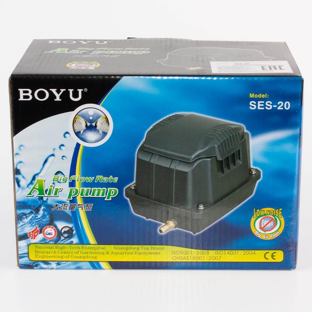 Aerator apa iaz, acvariu Boyu 20 litri/minut 5 Aerator apa iaz Boyu 20 l/min, ideal ca aerator acvariu si pompa aerare apa, asigura oxigenarea eficienta si functionare silentioasa. Aeratorul apa iaz Boyu 20 l/min este solutia ideala pentru oxigenarea eficienta a apelor din iazuri si acvarii. Acest aerator de acvariu de inalta calitate asigura o aerare optima si o functionare extrem de silentioasa datorita designului sau avansat, care include picioare anti-vibratii si un sistem de absorbtie a zgomotului. Specificatii si avantaje: Debit de aer: 20 litri/minut pentru o oxigenare uniforma Presiune: 0,02 MPa, suficienta pentru nevoile de aerare Consum electric: 15 W, eficient din punct de vedere energetic Dimensiuni: 224 x 139 x 144 mm, compact si usor de integrat in orice sistem Voltaj: 220-240 V Utilizari: Aerator apa iaz: Ideal pentru a asigura oxigenarea adecvata a iazurilor, facilitand un mediu sanatos pentru pesti si plante acvatice. Aerator acvariu: Perfect pentru acvarii de dimensiuni variate, ajutand la mentinerea unui nivel optim de oxigen. Pompa aerare apa: Poate fi folosita si in aplicatii de aerare pentru fose septice, asigurand descompunerea eficienta a deseurilor. Avantaje: Nivel scazut de zgomot pentru o functionare discreta. Presiune si debit de aer adecvat pentru toate aplicatiile mentionate. Design robust si fiabil, construit din materiale durabile. Consum redus de energie, eficient si economic. Acest aerator apa iaz este echipat cu o carcasa din aluminiu pentru o durabilitate crescuta si respecta standardele de calitate CE, IPX-4, TÜV SÜD, GS. Este perfect pentru proprietarii de iazuri si acvarii care cauta o pompa de aerare apa eficienta si de incredere. Alegerea acestui compresor de aer pentru acvariu inseamna investitia intr-un produs care combina performanta superioara cu o functionare aproape silentioasa, asigurand o circulatie uniforma a apei si o durabilitate pe termen lung.
