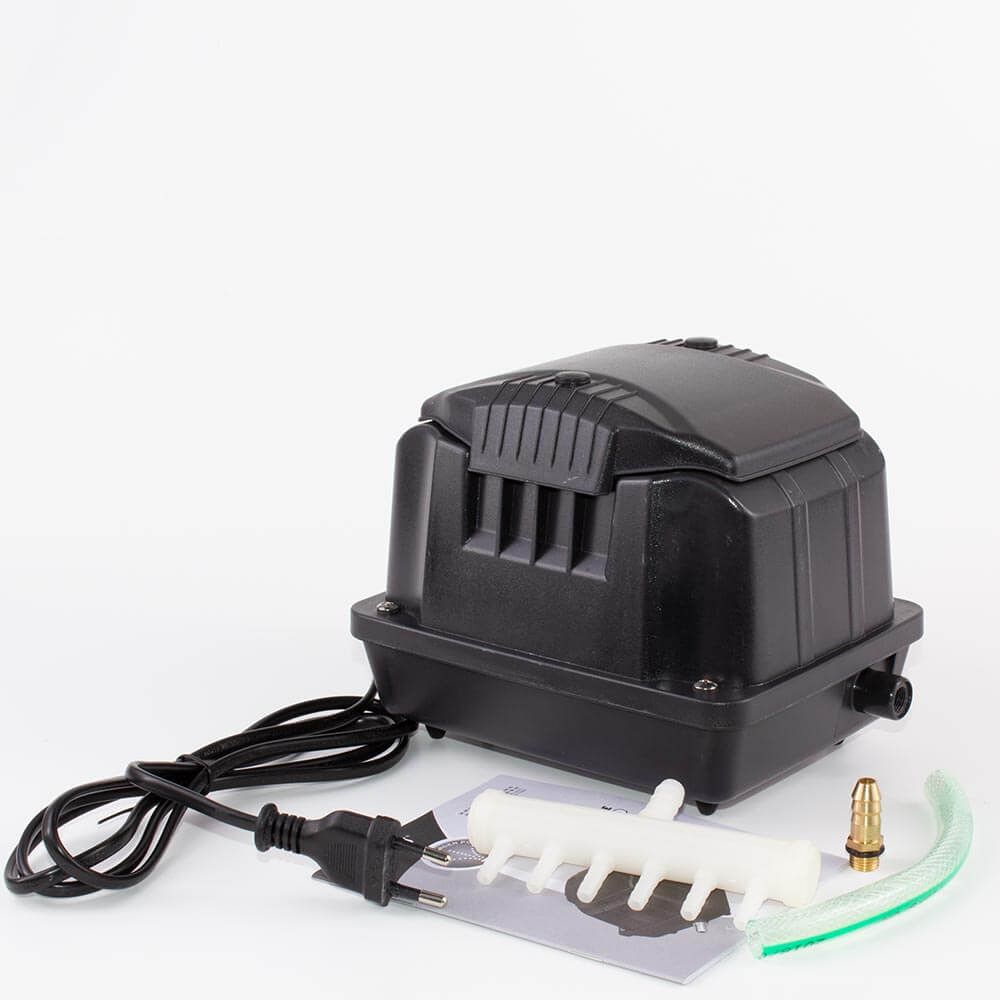 Aerator apa iaz, acvariu Boyu 20 litri/minut 1 Aerator apa iaz Boyu 20 l/min, ideal ca aerator acvariu si pompa aerare apa, asigura oxigenarea eficienta si functionare silentioasa. Aeratorul apa iaz Boyu 20 l/min este solutia ideala pentru oxigenarea eficienta a apelor din iazuri si acvarii. Acest aerator de acvariu de inalta calitate asigura o aerare optima si o functionare extrem de silentioasa datorita designului sau avansat, care include picioare anti-vibratii si un sistem de absorbtie a zgomotului. Specificatii si avantaje: Debit de aer: 20 litri/minut pentru o oxigenare uniforma Presiune: 0,02 MPa, suficienta pentru nevoile de aerare Consum electric: 15 W, eficient din punct de vedere energetic Dimensiuni: 224 x 139 x 144 mm, compact si usor de integrat in orice sistem Voltaj: 220-240 V Utilizari: Aerator apa iaz: Ideal pentru a asigura oxigenarea adecvata a iazurilor, facilitand un mediu sanatos pentru pesti si plante acvatice. Aerator acvariu: Perfect pentru acvarii de dimensiuni variate, ajutand la mentinerea unui nivel optim de oxigen. Pompa aerare apa: Poate fi folosita si in aplicatii de aerare pentru fose septice, asigurand descompunerea eficienta a deseurilor. Avantaje: Nivel scazut de zgomot pentru o functionare discreta. Presiune si debit de aer adecvat pentru toate aplicatiile mentionate. Design robust si fiabil, construit din materiale durabile. Consum redus de energie, eficient si economic. Acest aerator apa iaz este echipat cu o carcasa din aluminiu pentru o durabilitate crescuta si respecta standardele de calitate CE, IPX-4, TÜV SÜD, GS. Este perfect pentru proprietarii de iazuri si acvarii care cauta o pompa de aerare apa eficienta si de incredere. Alegerea acestui compresor de aer pentru acvariu inseamna investitia intr-un produs care combina performanta superioara cu o functionare aproape silentioasa, asigurand o circulatie uniforma a apei si o durabilitate pe termen lung.