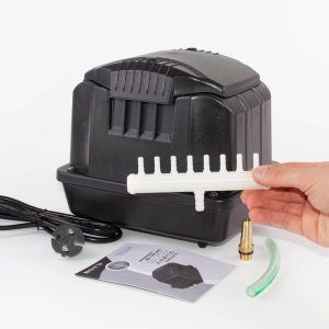 Aerator iaz sau fosa septica Boyu 60 l/min, ideal pentru aerator pompare iaz si aerator iazuri, asigura oxigenarea eficienta si functionare silentioasa. Aerator iaz sau fosa septica Boyu 60 l/min este solutia ideala pentru asigurarea oxigenarii eficiente a apei in diverse aplicatii. Acest aerator pompare iaz este proiectat pentru a oferi performante ridicate cu un consum redus de energie, fiind perfect pentru utilizare in iazuri, acvarii si fose septice. Cu un debit de 60 litri pe minut, aeratorul Boyu SES-60 este capabil sa asigure o oxigenare adecvata in orice mediu acvatic, fie ca este vorba de un iaz decorativ sau de o fosa septica. Acest aerator iazuri este echipat cu un motor electromagnetic puternic, care asigura un debit constant de aer si o functionare silentioasa datorita sistemului de absorbtie a zgomotului. Folosit ca aerator de fosa septica aduce aer atmosferic in incinta care trebuie aerisita continuu. Caracteristici tehnice ale aeratorului Boyu SES-60 includ: Debit aer: 60 litri pe minut Presiune: 0,03 MPa Consum electric: 35 W Dimensiuni: 275 x 167 x 176 mm Voltaj: 220 – 240 V Acest aerator fosa septica este fabricat din materiale de inalta calitate, asigurand durabilitate si fiabilitate pe termen lung. Carcasa de aluminiu protejeaza motorul, iar designul robust garanteaza rezistenta in conditii de utilizare intensa. Avantajele utilizarii aeratorului Boyu SES-60 includ: Eficienta energetica: consum redus de energie electrica Operare silentioasa: sistem de absorbtie a zgomotului integrat Durabilitate: materiale de inalta calitate si constructie robusta Versatilitate: ideal pentru utilizare in iazuri, acvarii si fose septice Aeratorul Boyu SES-60 este alegerea perfecta pentru acvaristii si proprietarii de iazuri care doresc sa asigure un mediu acvatic sanatos si bine oxigenat. Comandati acum acest aerator performant si bucurati-va de beneficiile unei oxigenari eficiente a apei.